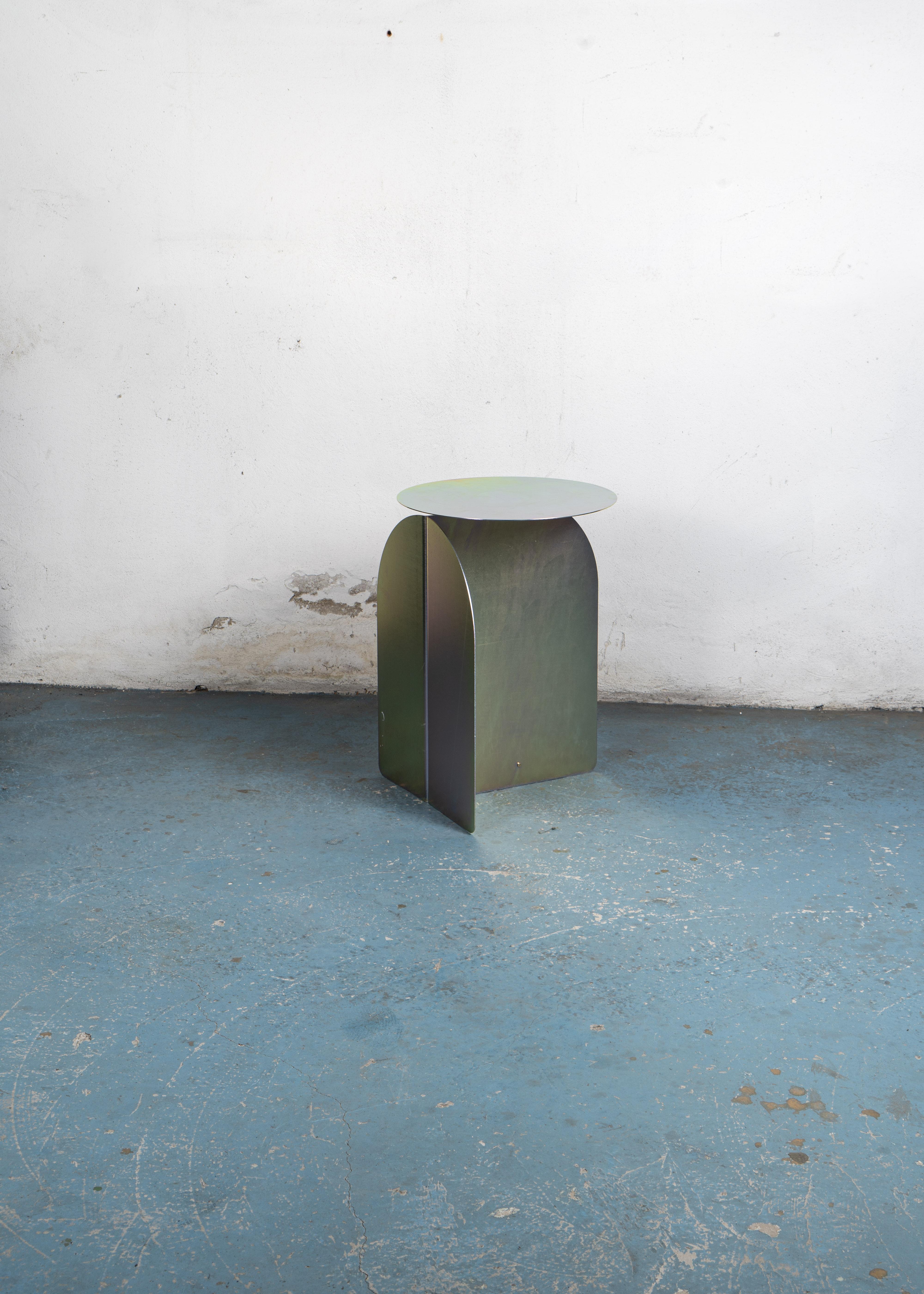 Risvolto 03 Mesas arco iris de metal fabricadas en Italia por Enrico Girotti Posmoderno en venta