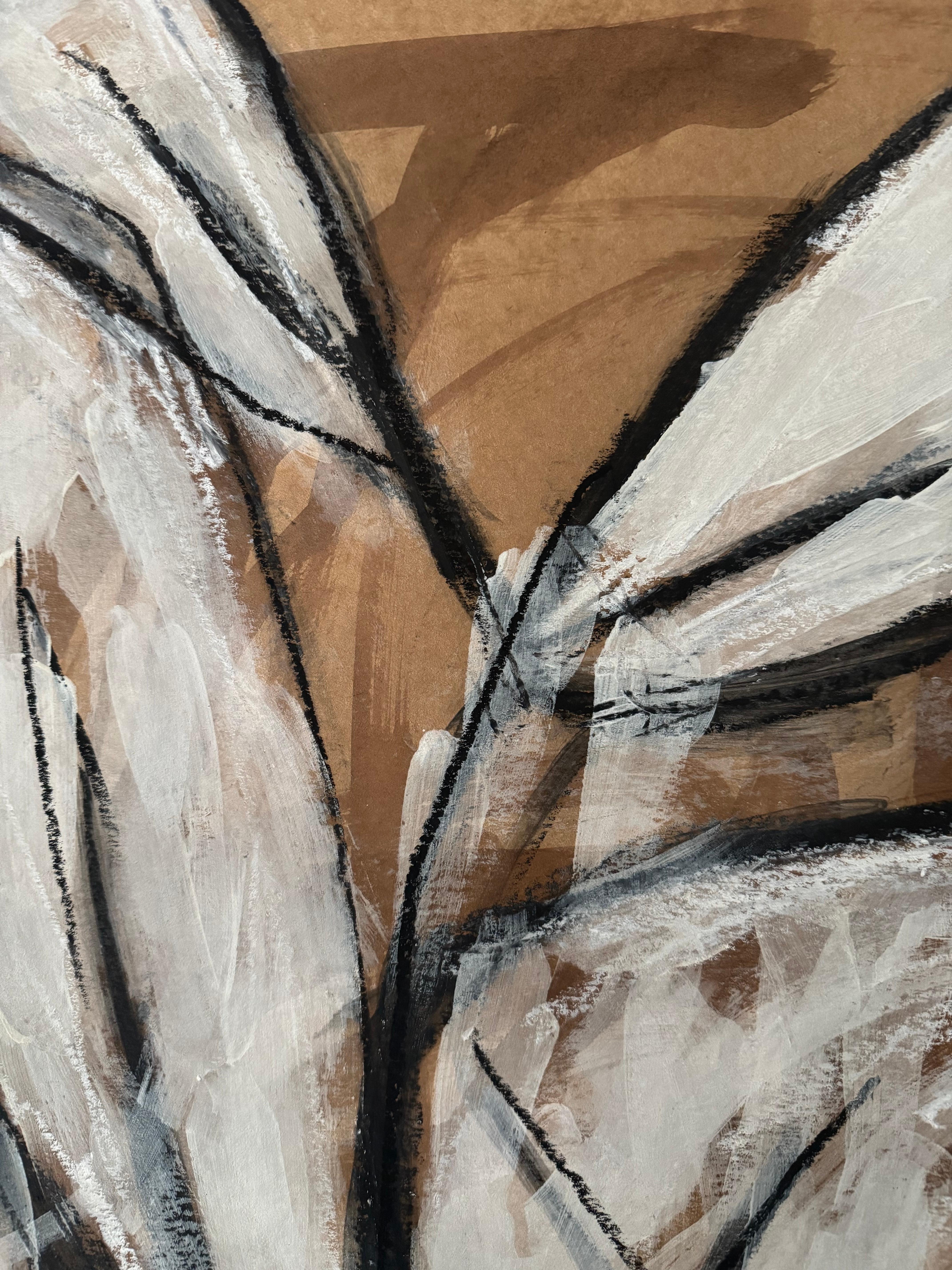 Con Feuilles, Alaoui prolonga la trayectoria iniciada con Objets trouvés y Anamorphia. Utilizando papel kraft como soporte, combina audaces líneas negras y gestos de acrílico blanco para dar forma a hojas que oscilan entre la figuración y la