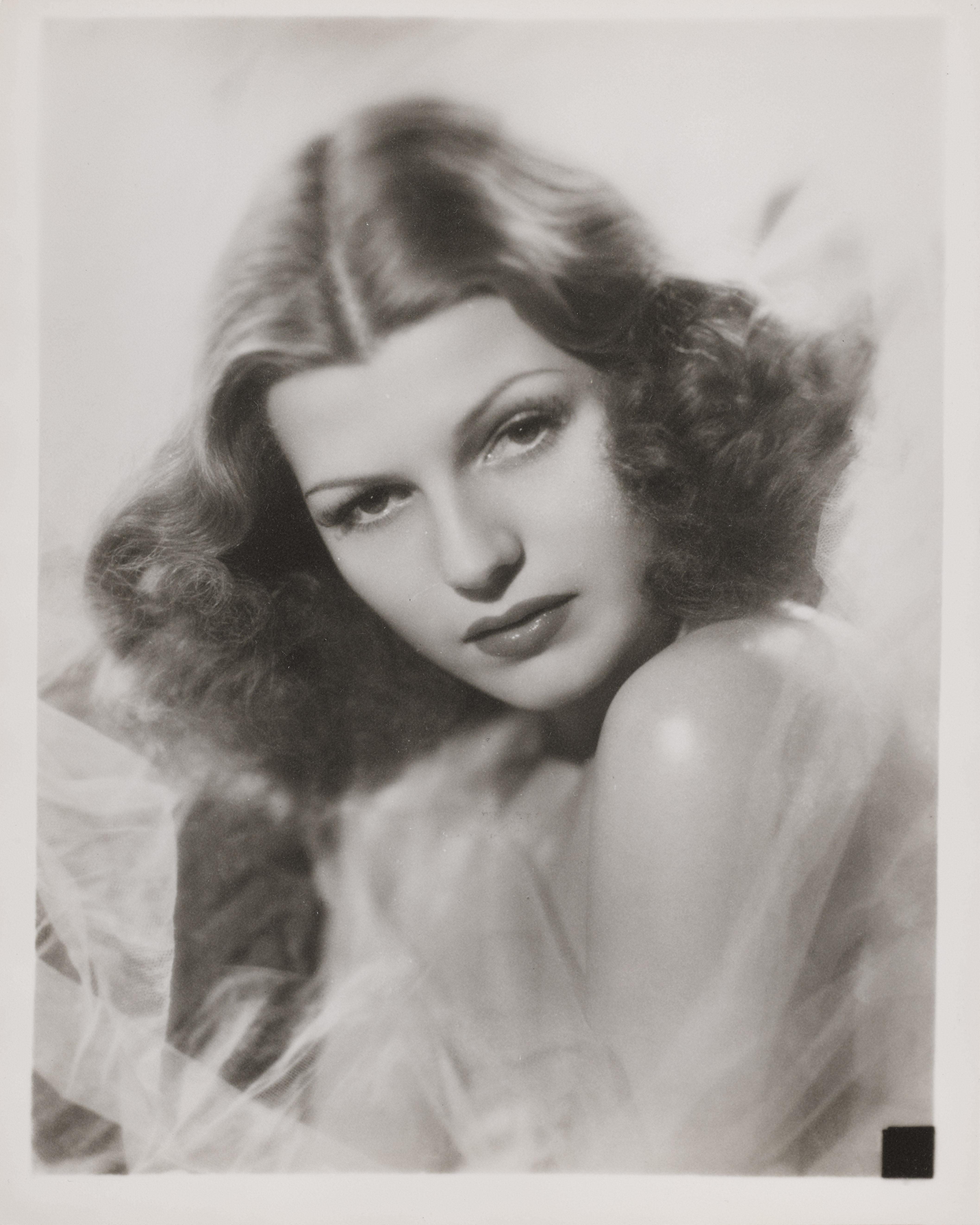 Original Rita Hayworth Porträtfoto. Es handelt sich um eine Silbergelatine-Fotografie aus den 1940er Jahren mit doppeltem Gewicht und Satin. Dieses Stück wird flach in einem stabilen Karton verschickt.