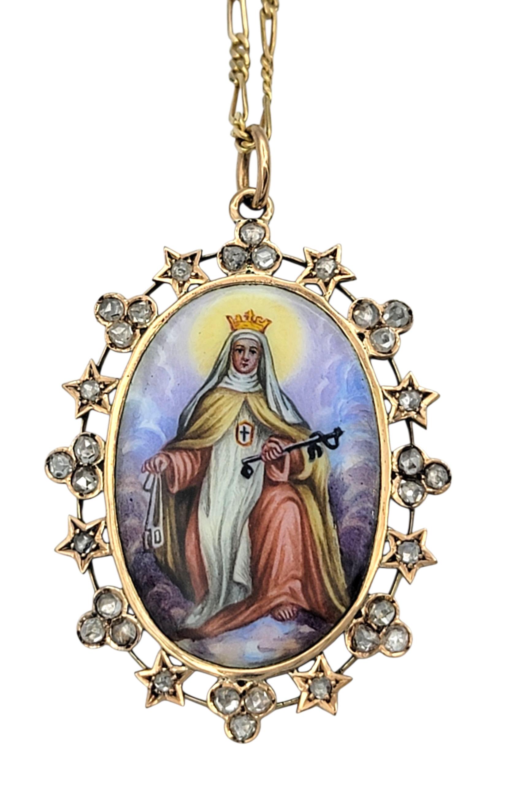 Este colgante vintage honra bellamente la tradición católica con una figura de santo pintada a mano en su centro, encerrada en un radiante marco de oro amarillo de 14 quilates. Alrededor del retrato ovalado hay treinta y dos diamantes talla rosa que
