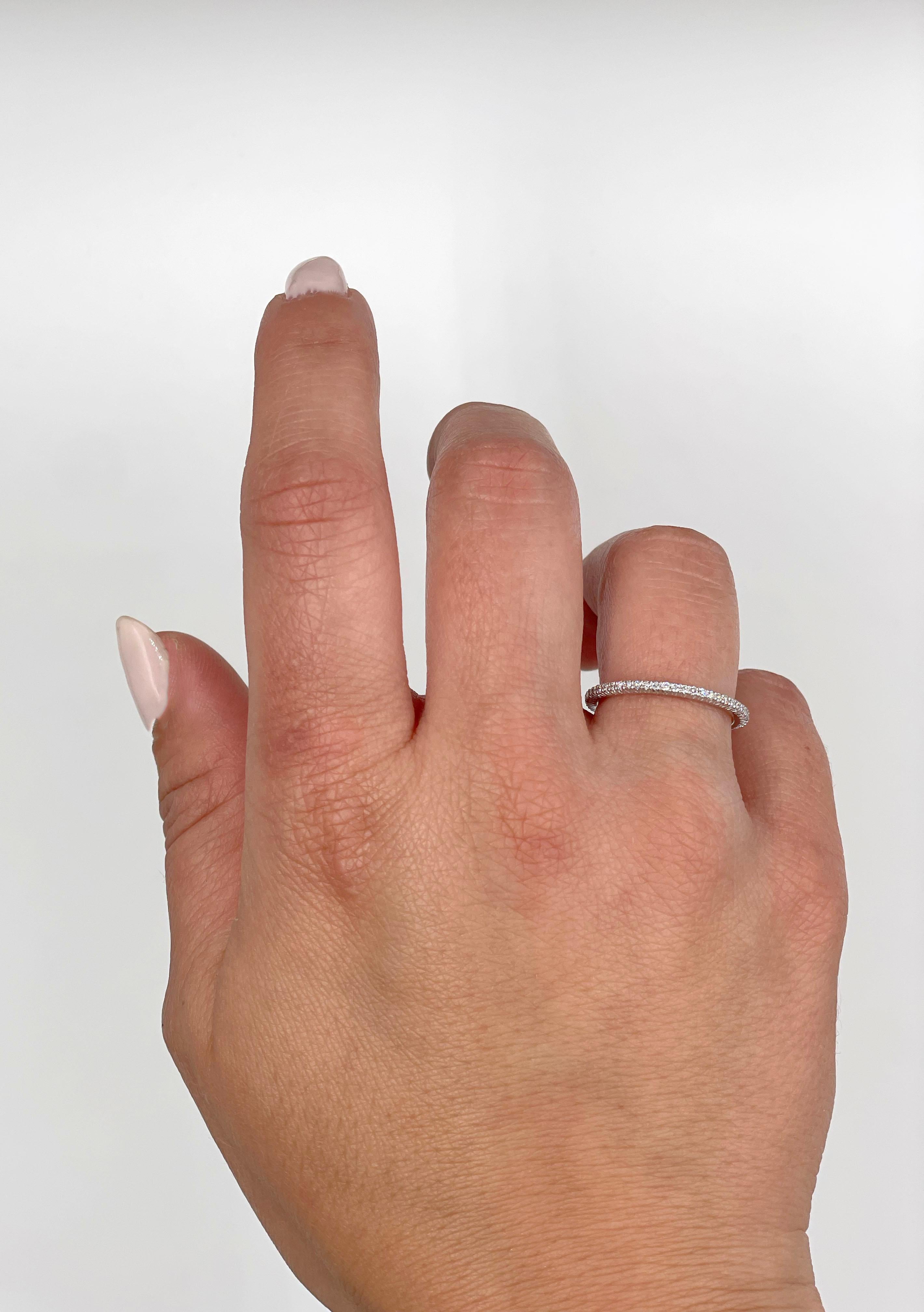 Anello eternità con diamante in oro bianco 18 carati della collezione 