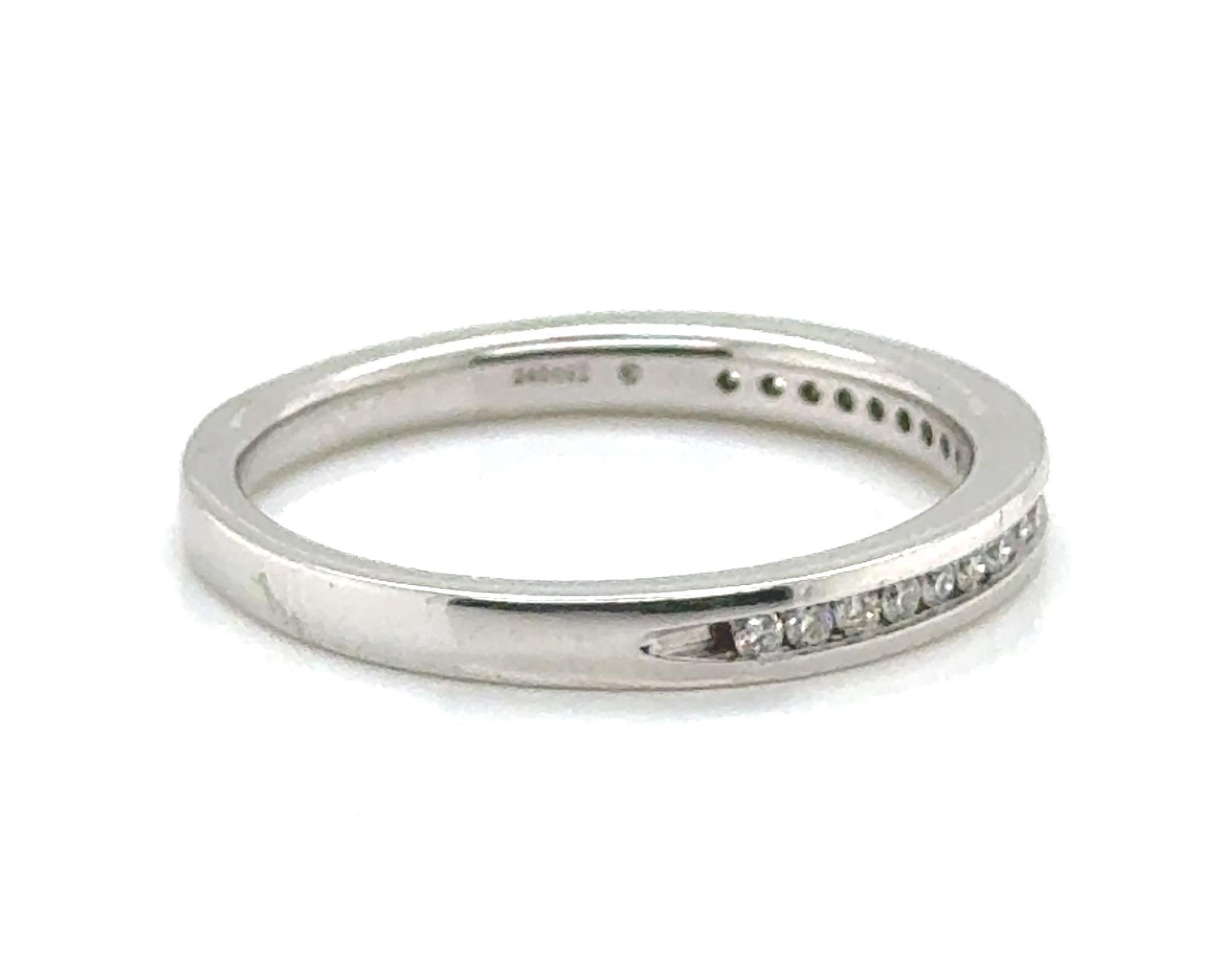 Ritani Channel Set Diamond Wedding Ring Band .15ct Mined 14K White Gold Brand New



Featuring 20 Natural Round Brilliant Cut Diamonds

Ritani MSRP $1,240

Channel Set Diamonds

Great Ring to Showcase Alone or Stack Bands With 

14K White Gold

100%