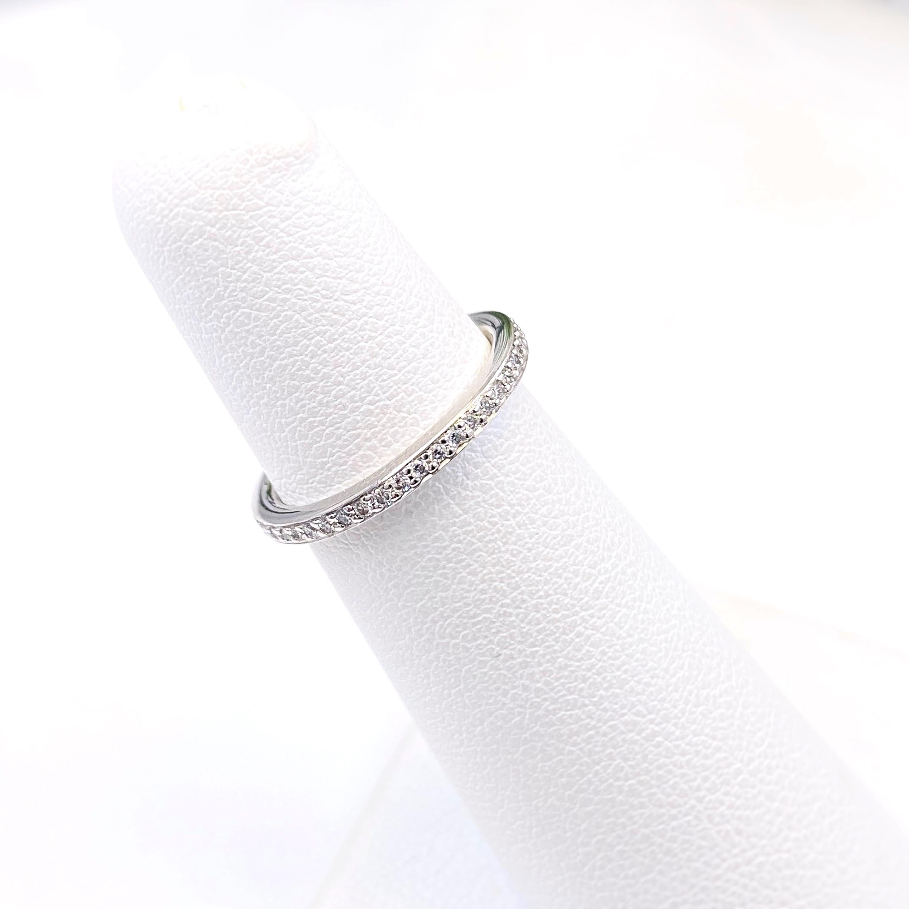 Alianza de Diamante Eternidad Ritani MicroPave en Platino en venta 5