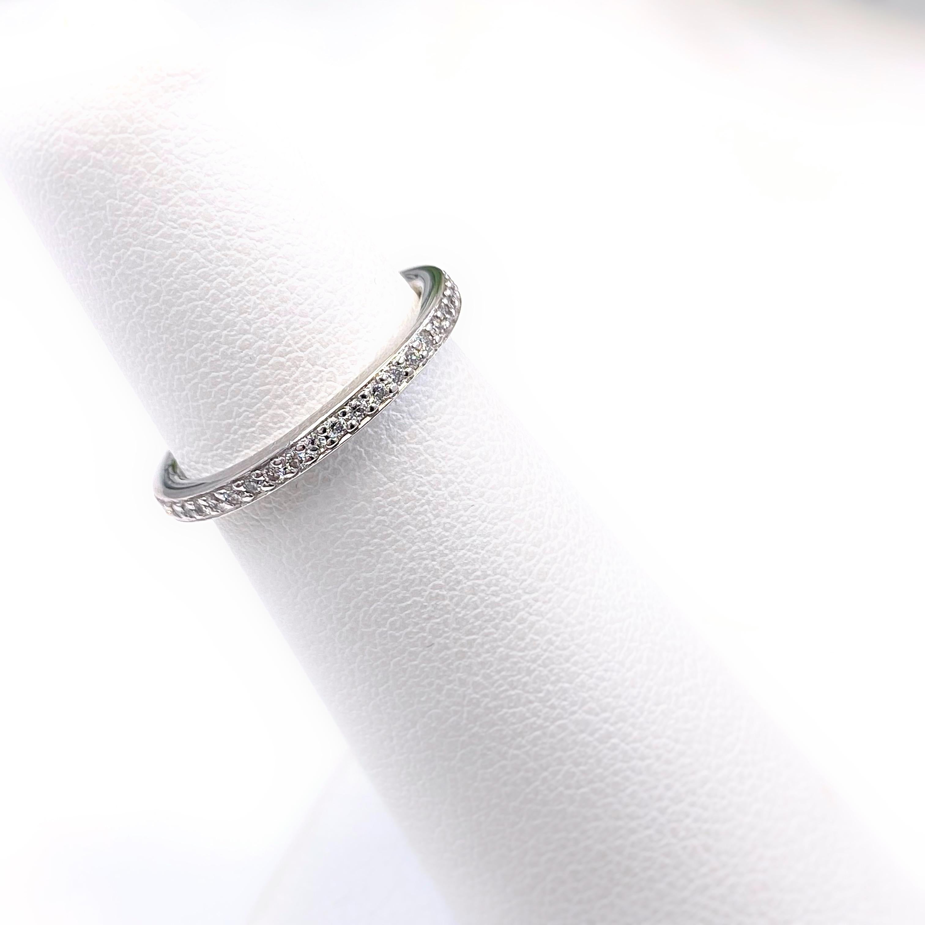 Alianza de Diamante Eternidad Ritani MicroPave en Platino en venta 7