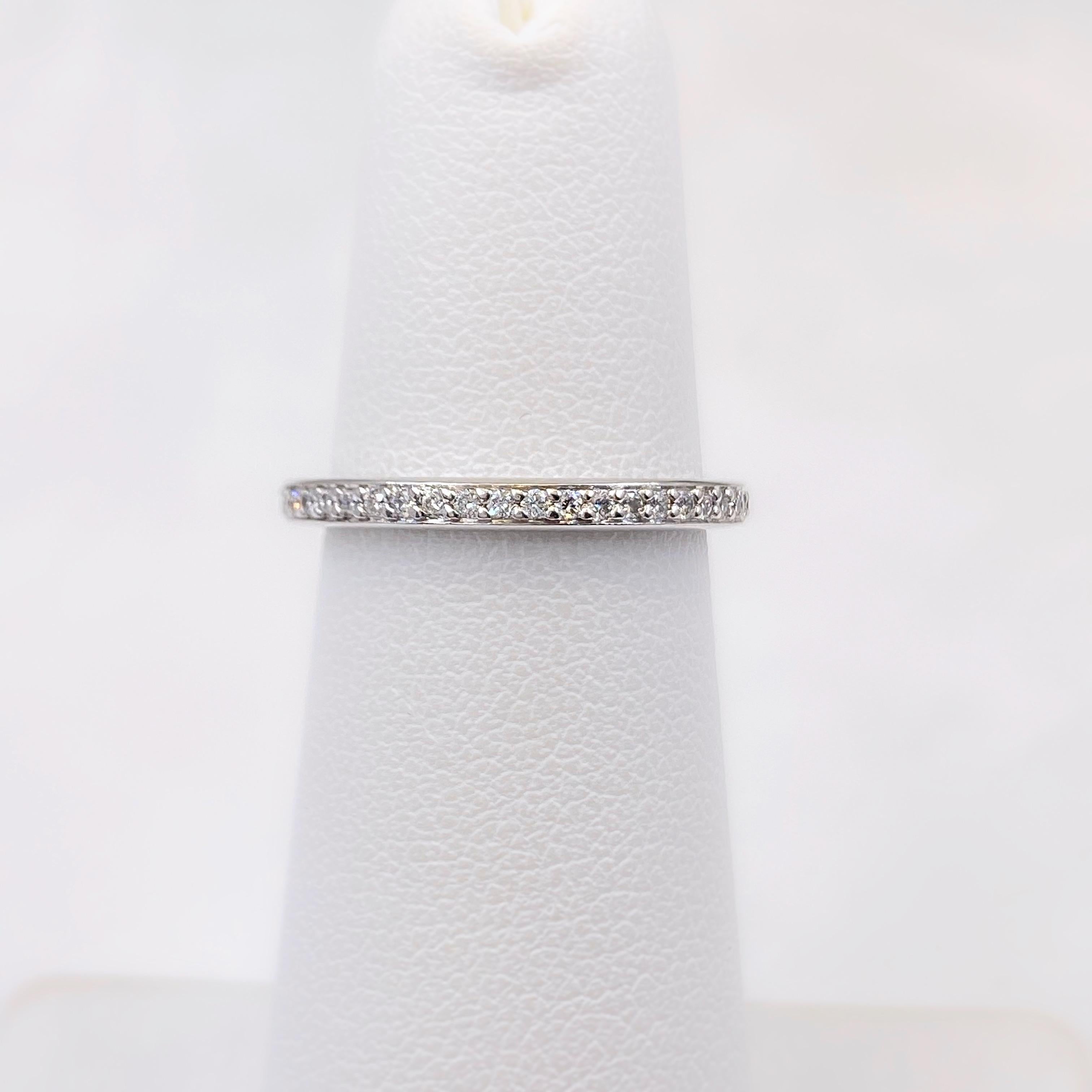 Alianza de Diamantes Ritani
Estilo:  Anillo de eternidad MicroPave
Tamaño:  4
Medidas:  2 MM
TCW:  0,24 tcw
Diamante principal:  Diamantes brillantes redondos
Color y Claridad:  H - VS2
Hallmark:  RITANI PT950
Incluye:  Elegante caja para anillos
Al