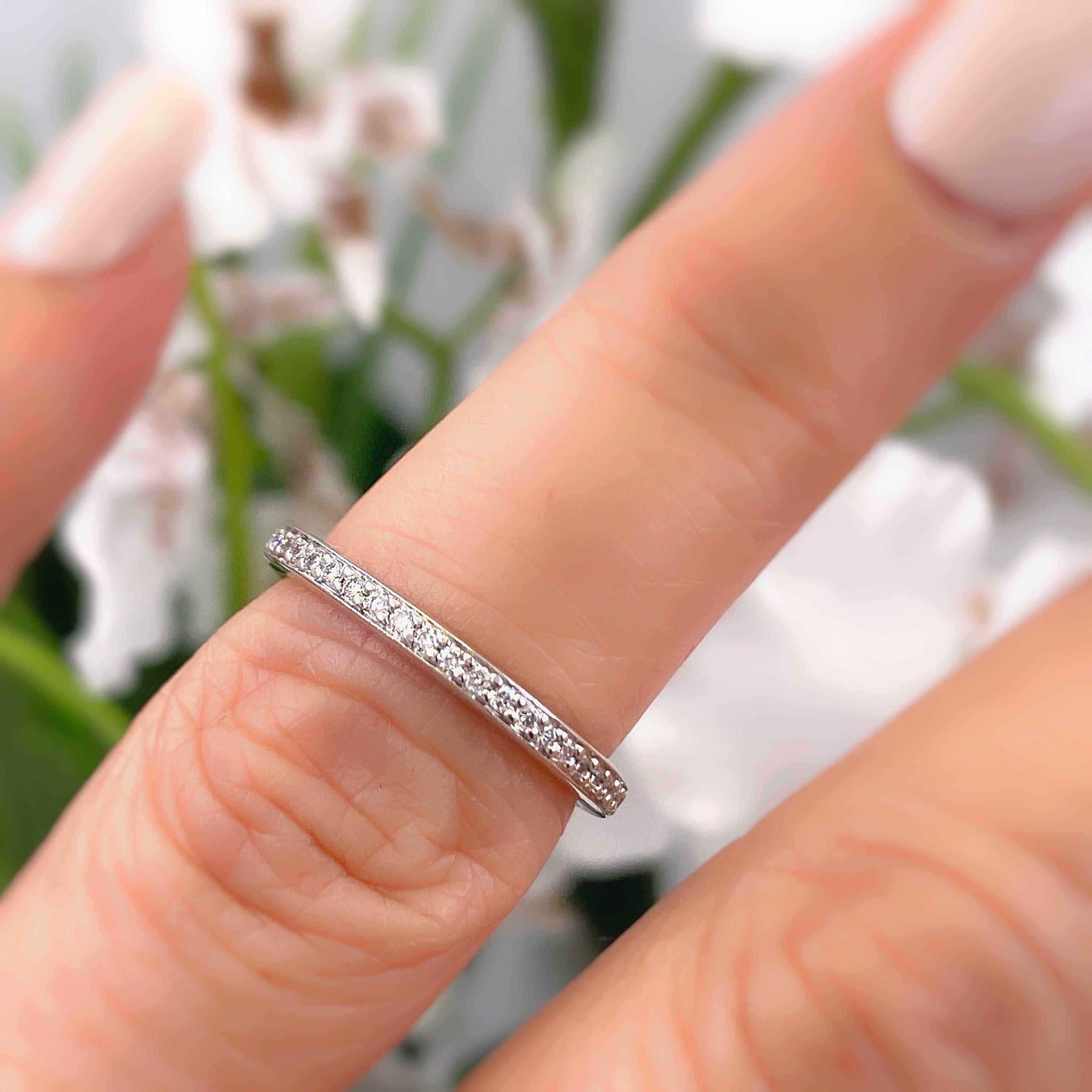Alianza de Diamante Eternidad Ritani MicroPave en Platino en venta 1