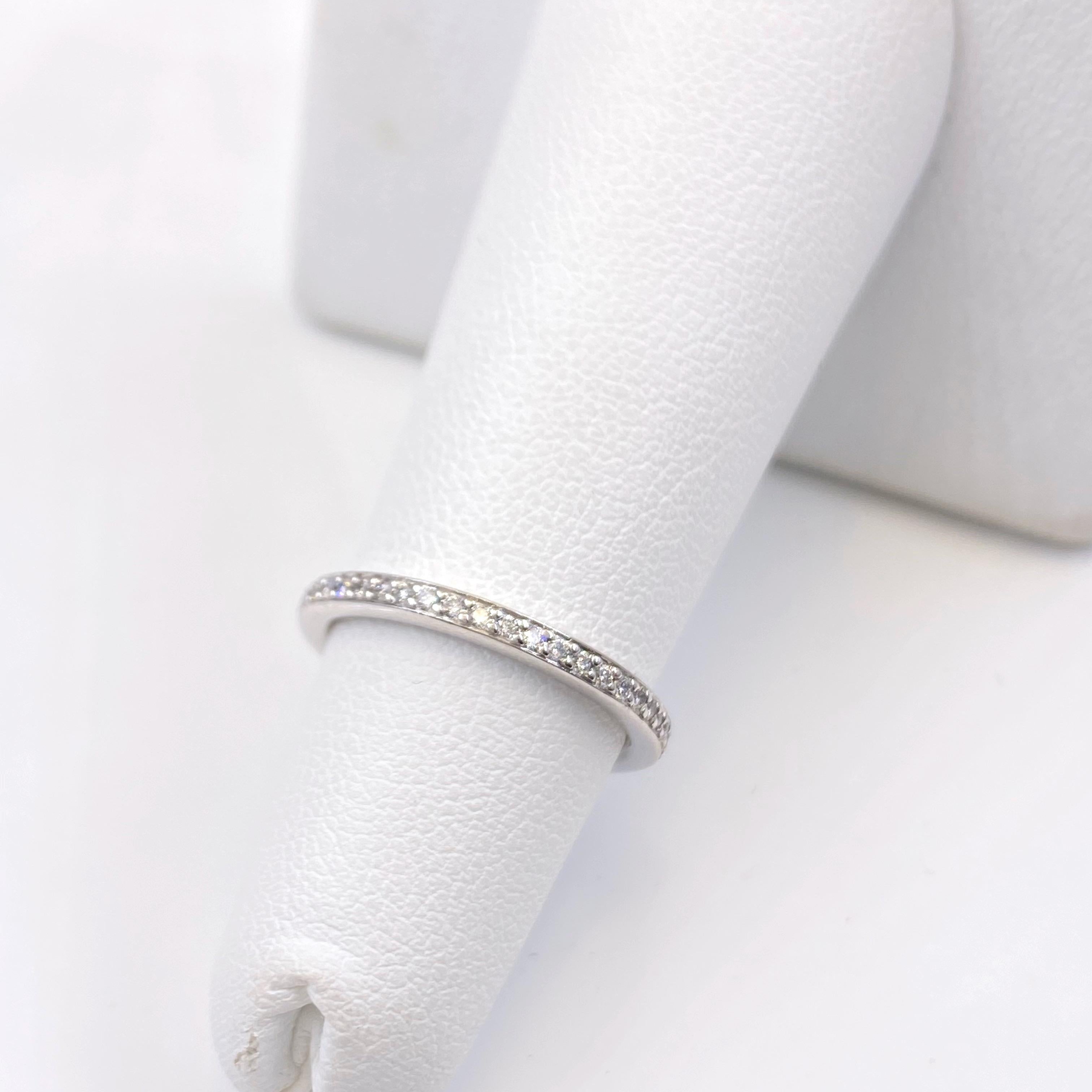 Alianza de Diamante Eternidad Ritani MicroPave en Platino en venta 3