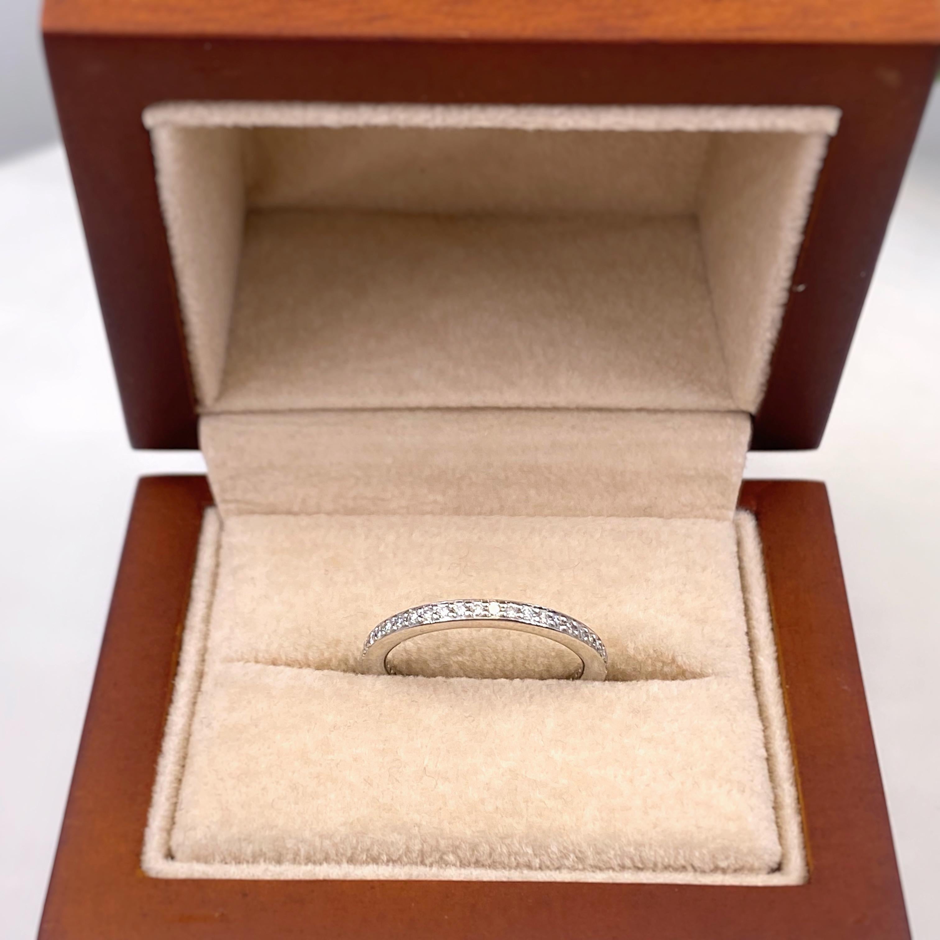 Alianza de Diamante Eternidad Ritani MicroPave en Platino en venta 4