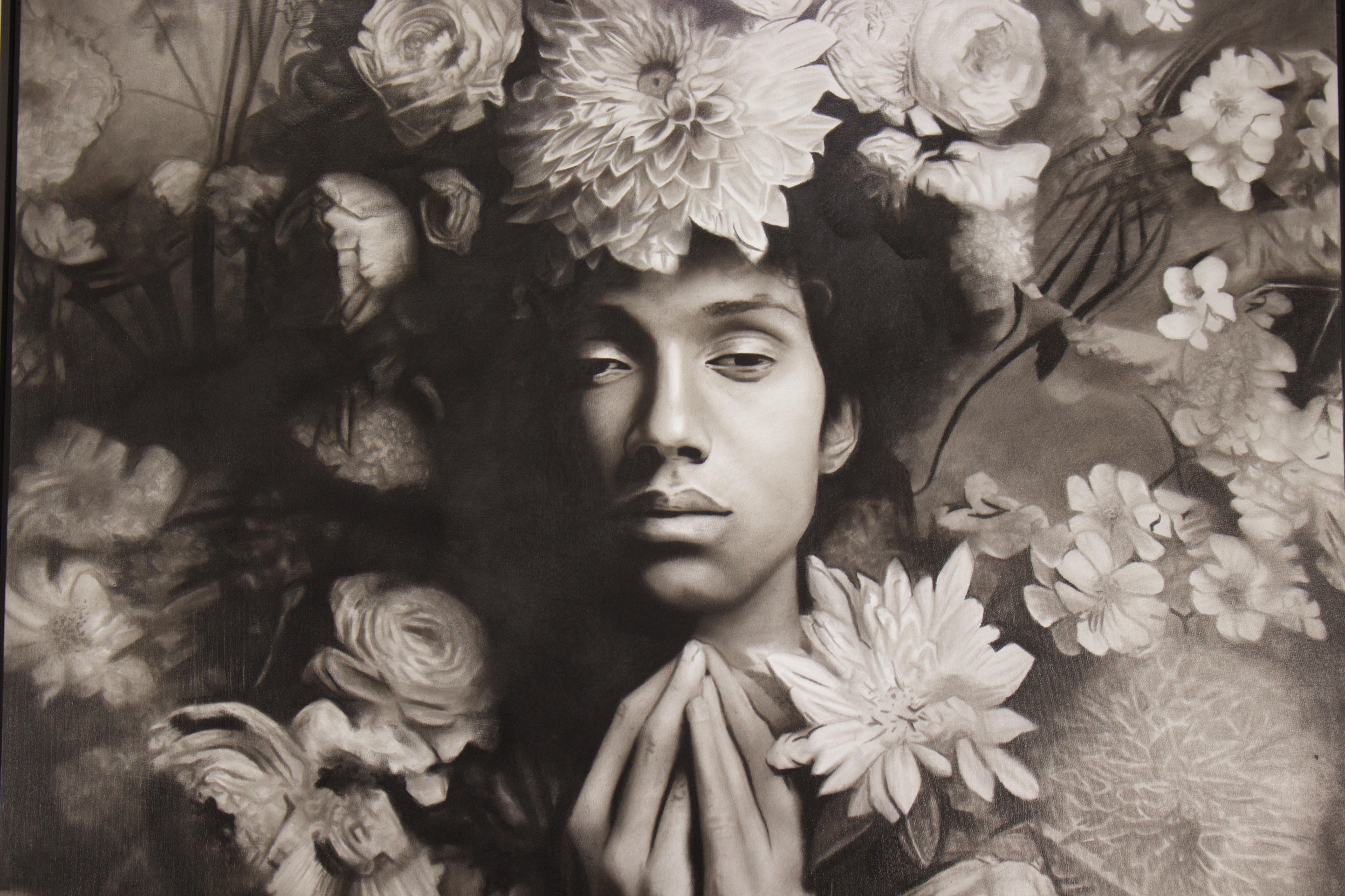 Jardim das Fragilidades von Ritchelly Oliveira enthüllt ein fesselndes Porträt, das Themen wie Verletzlichkeit und Schönheit miteinander verbindet. Im Zentrum der Komposition steht ein Mann, dessen Haltung einer Gebetsgeste gleicht. Seine Hände sind