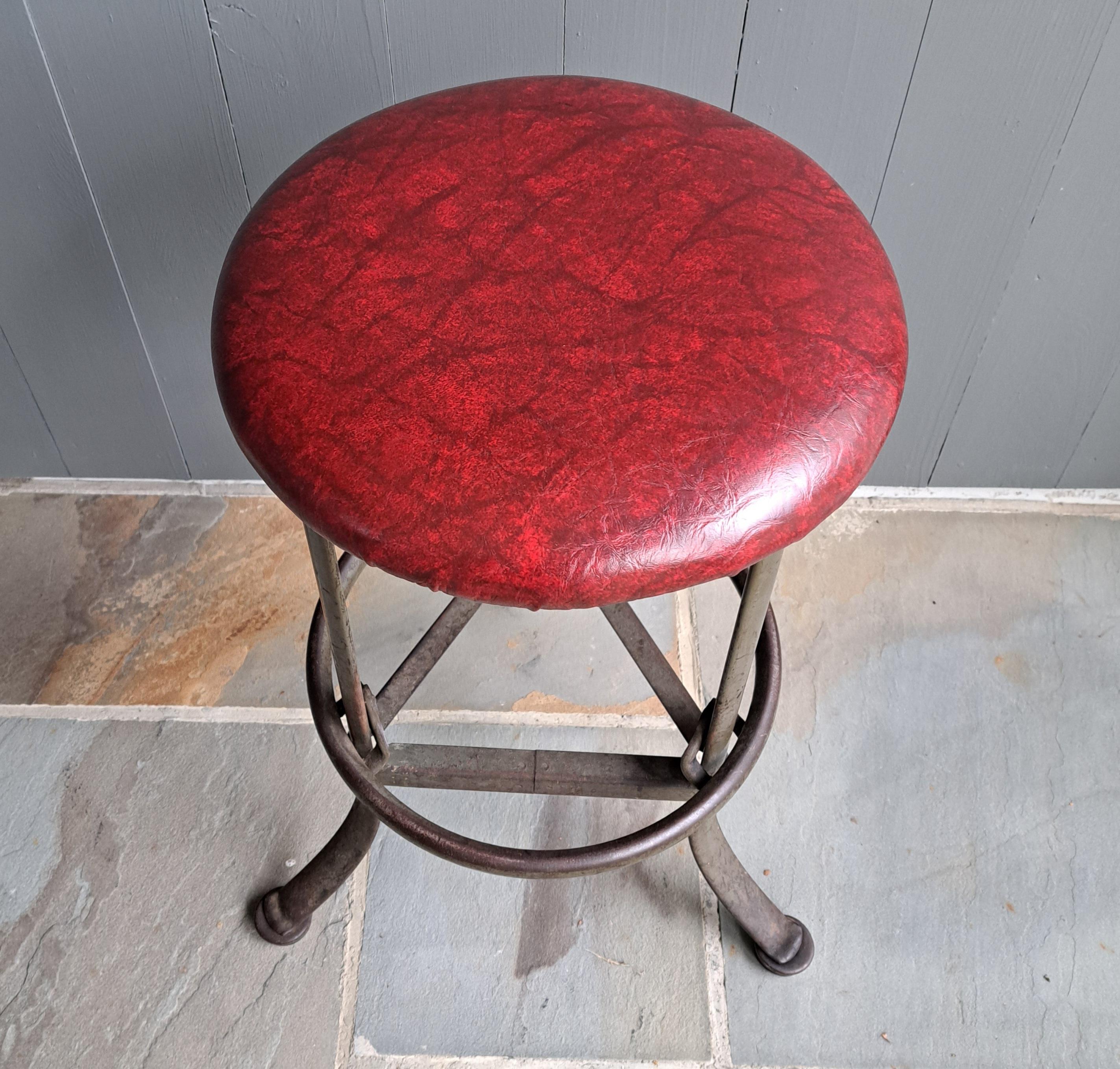 Tabouret industriel réglable Rite Hite par Dependable Manufacturing Co, Omaha Nebraska.  Sa hauteur s'ajuste de 26