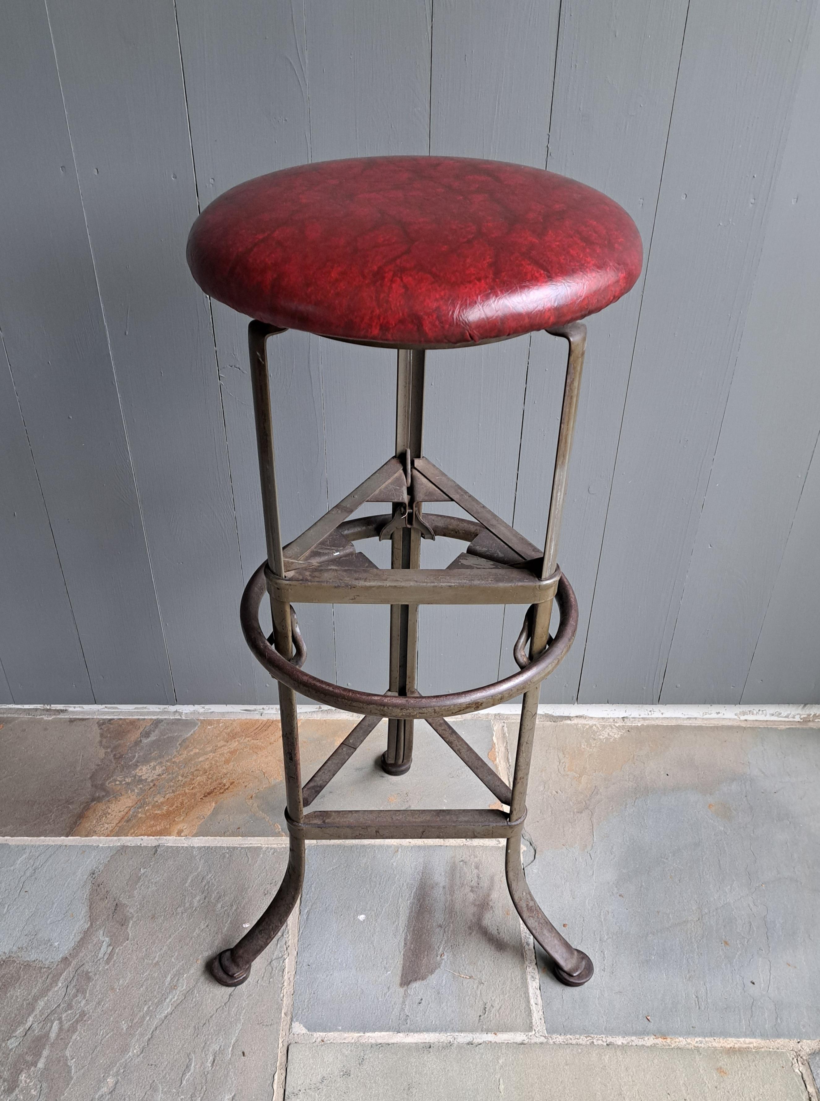 Milieu du XXe siècle Rite Hite Tabouret industriel réglable en vente