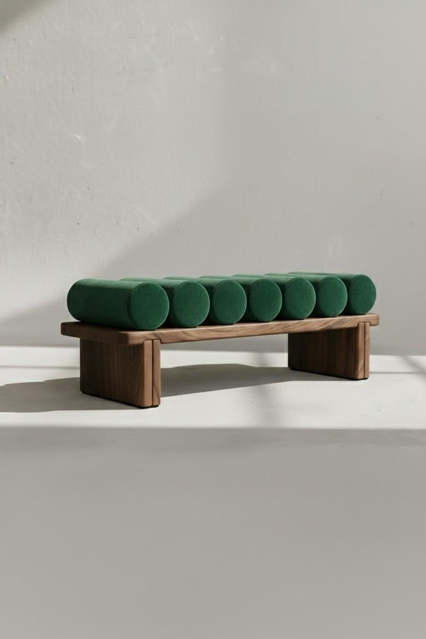 Fatto a mano Panchina Ritmo con base in noce e cuscini a rullo in velluto di Mondo Design/One in vendita