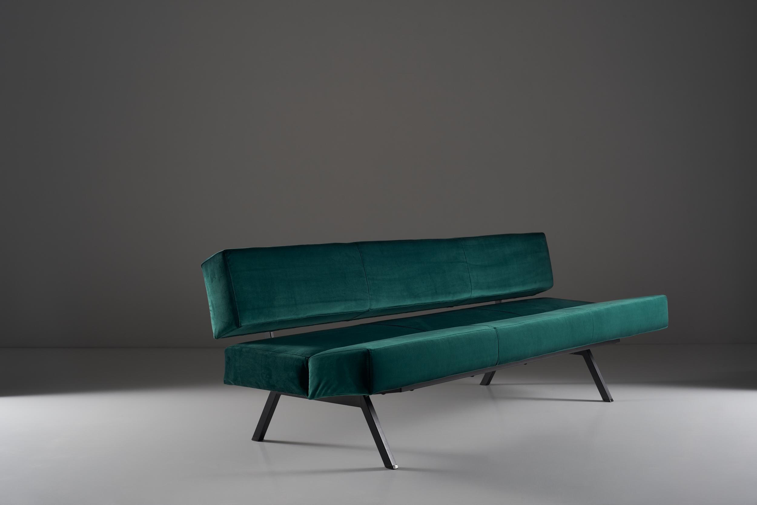 Elegant and modern sofa designed by Rito Valla for the IPE of Bologna. The mobile structure in black lacquered metal follow the different moments of the day from relaxed to more formal positions, for maximum comfort. Exquisite piece of design with