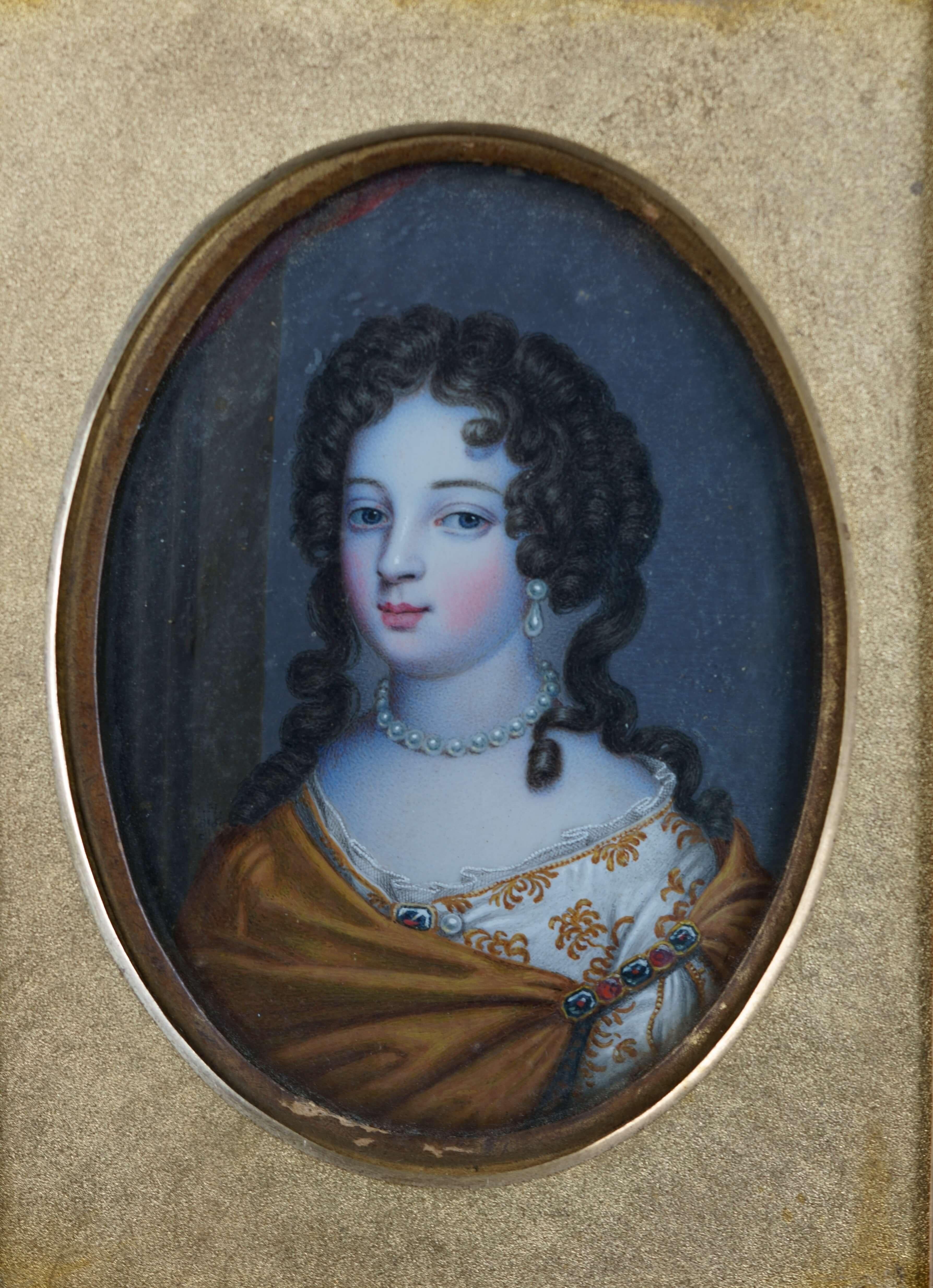 Magnifique portrait miniature d'une jeune demoiselle du 18e siècle. Finement peinte à la main. Son beau visage à la peau la plus blanche, juste rosée sur les joues,  ressemble à de la porcelaine, encadrée par une coiffure compliquée et bouclée et