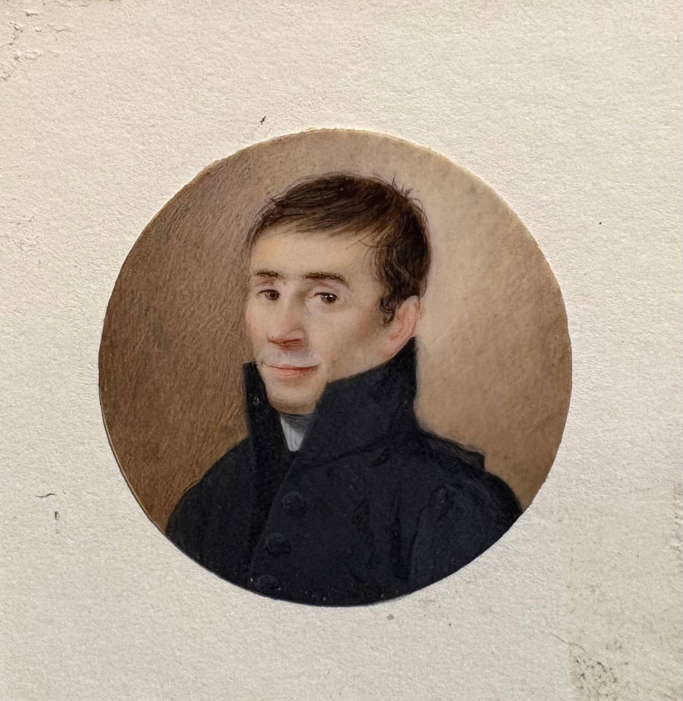 Splendida miniatura da collezione raffigurante ritratto di gentiluomo, scuola francese di epoca Impero, inizi XIX secolo. Dipinta a mano su supporto pregiato. Presentata su un cartone, senza cornice.  

Misure
diametro cm 4
spessore cm 0,1 