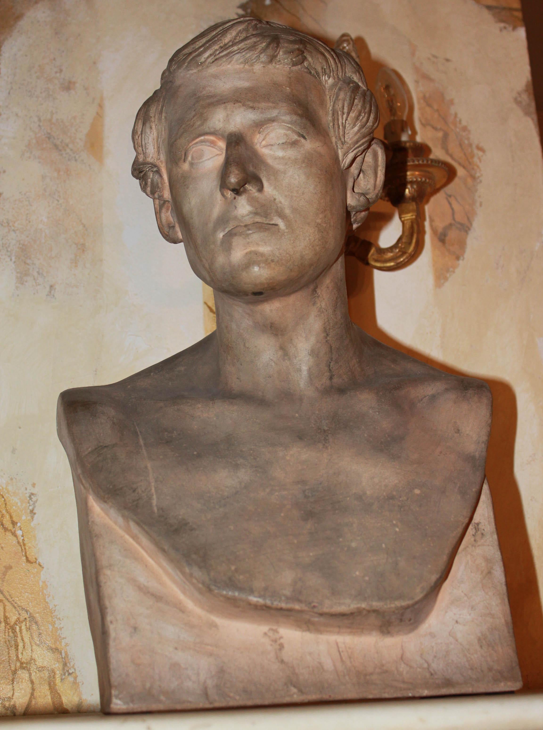Etienne Edouard Suc est un sculpteur français né à Lorient (Morbihan) le 29 juin 1802. Il fut l'élève du sculpteur Henri Lemaire et, à son tour, professeur de sculpture. Parmi ses élèves, Frédéric Houssay, frère de la célèbre peintre Joséphine