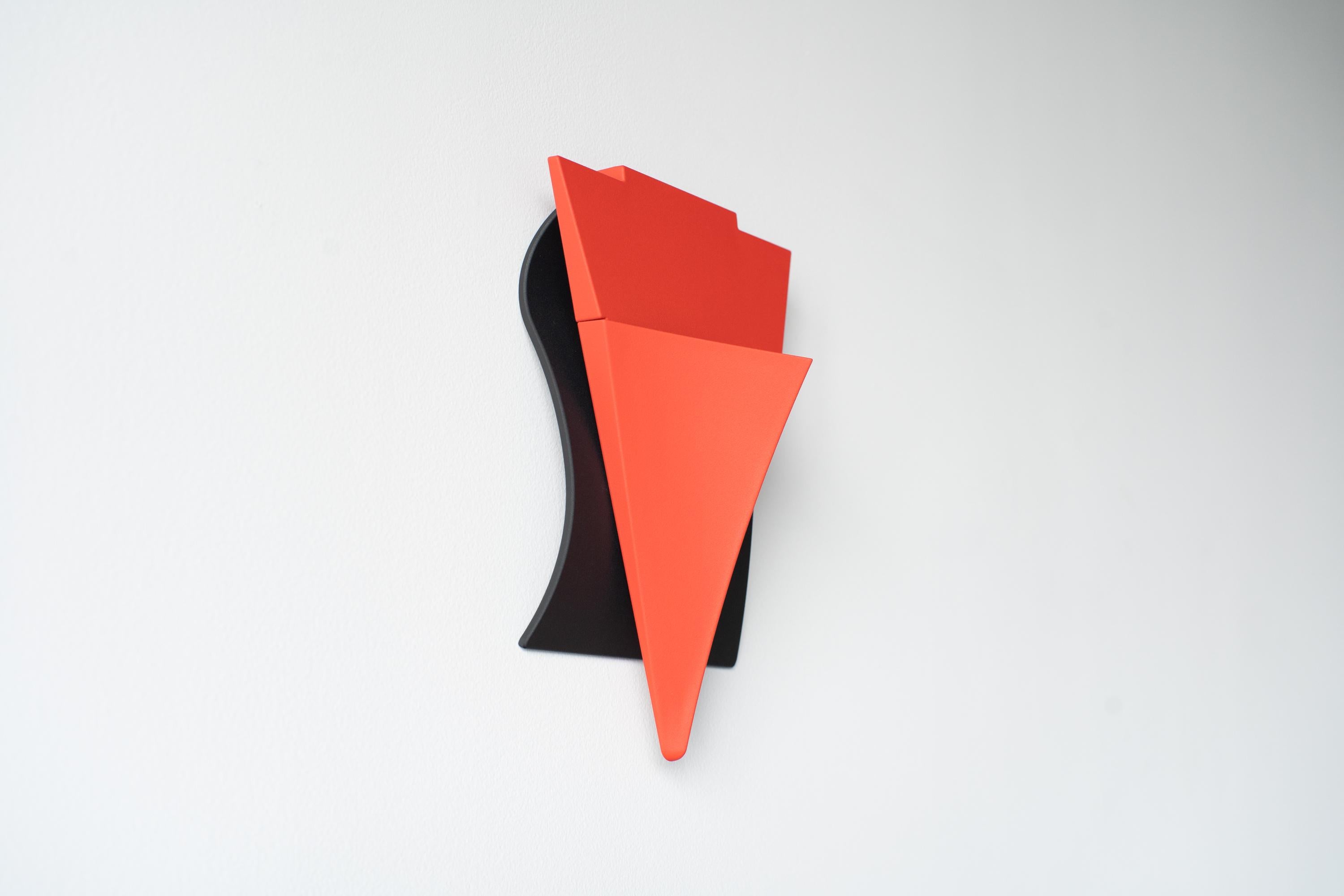 Ritratto Rote hängende Blumenvase für die Wand von Alessandro Mendini, postmodern (Postmoderne) im Angebot