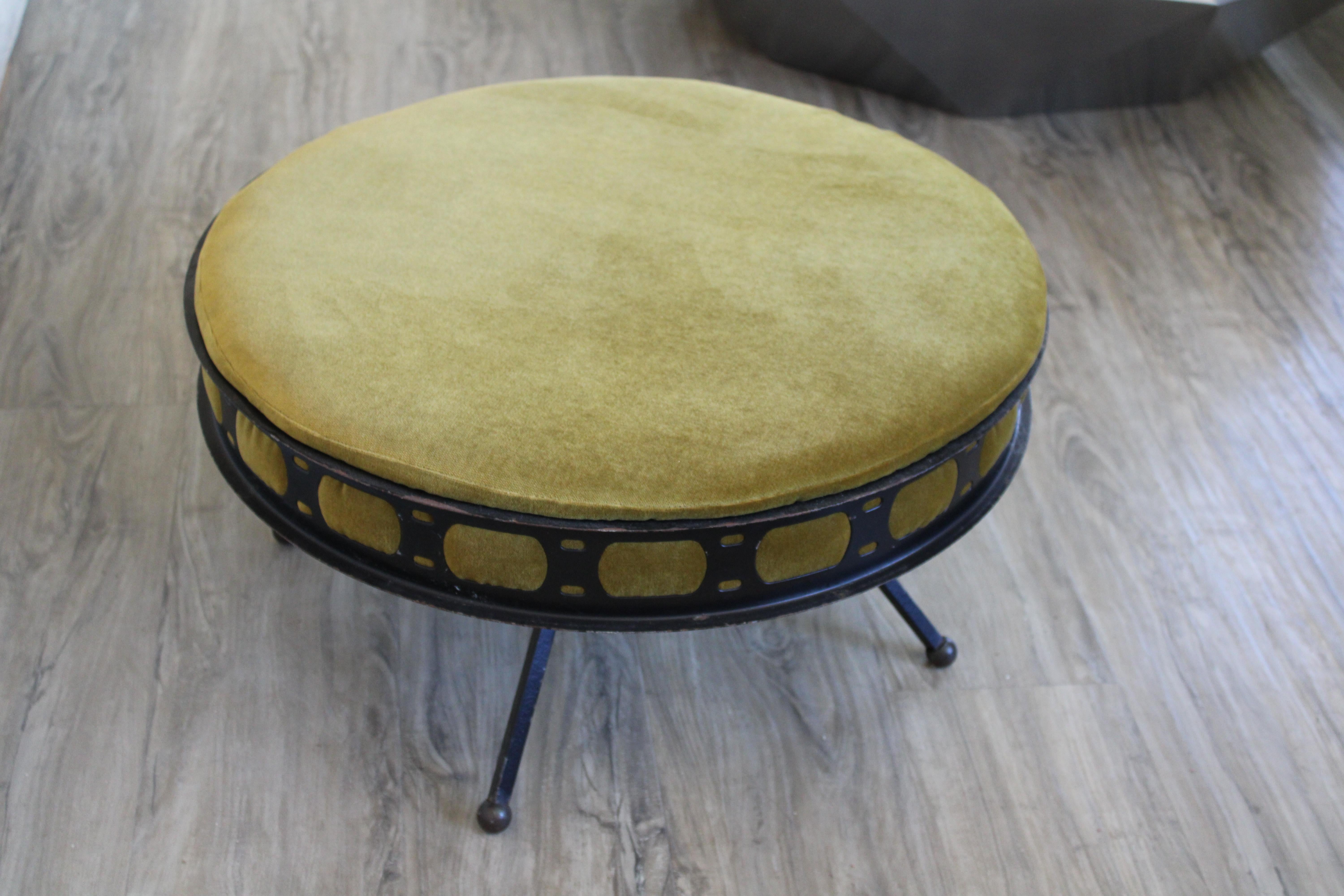 Ottoman de style UFO, datant des années 50, avec une base à quatre pieds et un siège entièrement pivotant. Fabriqué par la société Ritts Furniture Company (père de Herb Ritts) de Los Angeles. L'étiquette d'origine a été conservée. Récemment