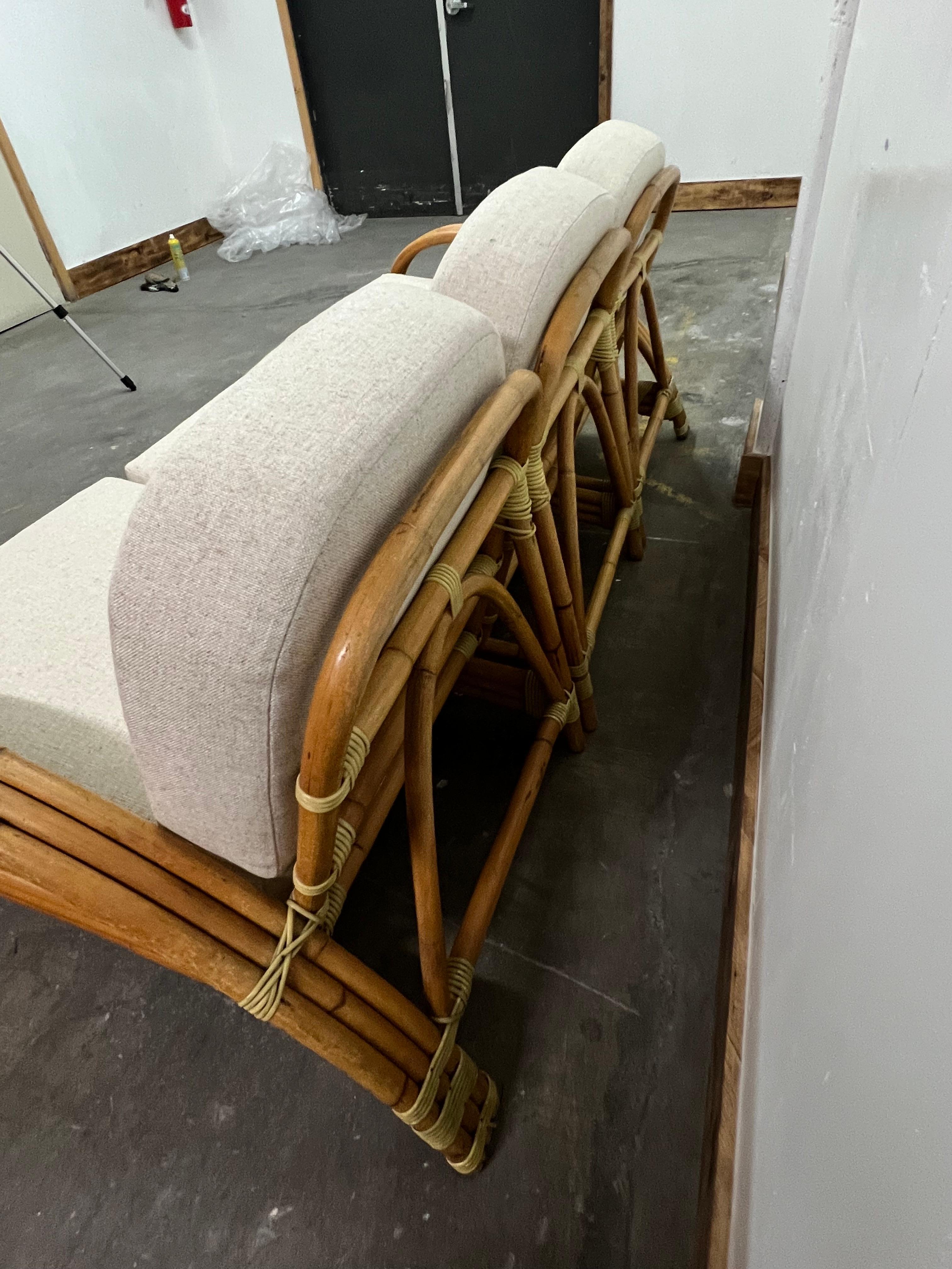 Ritts and Company trois pièces Canapé en rotin avec tapisserie personnalisée en vente 4