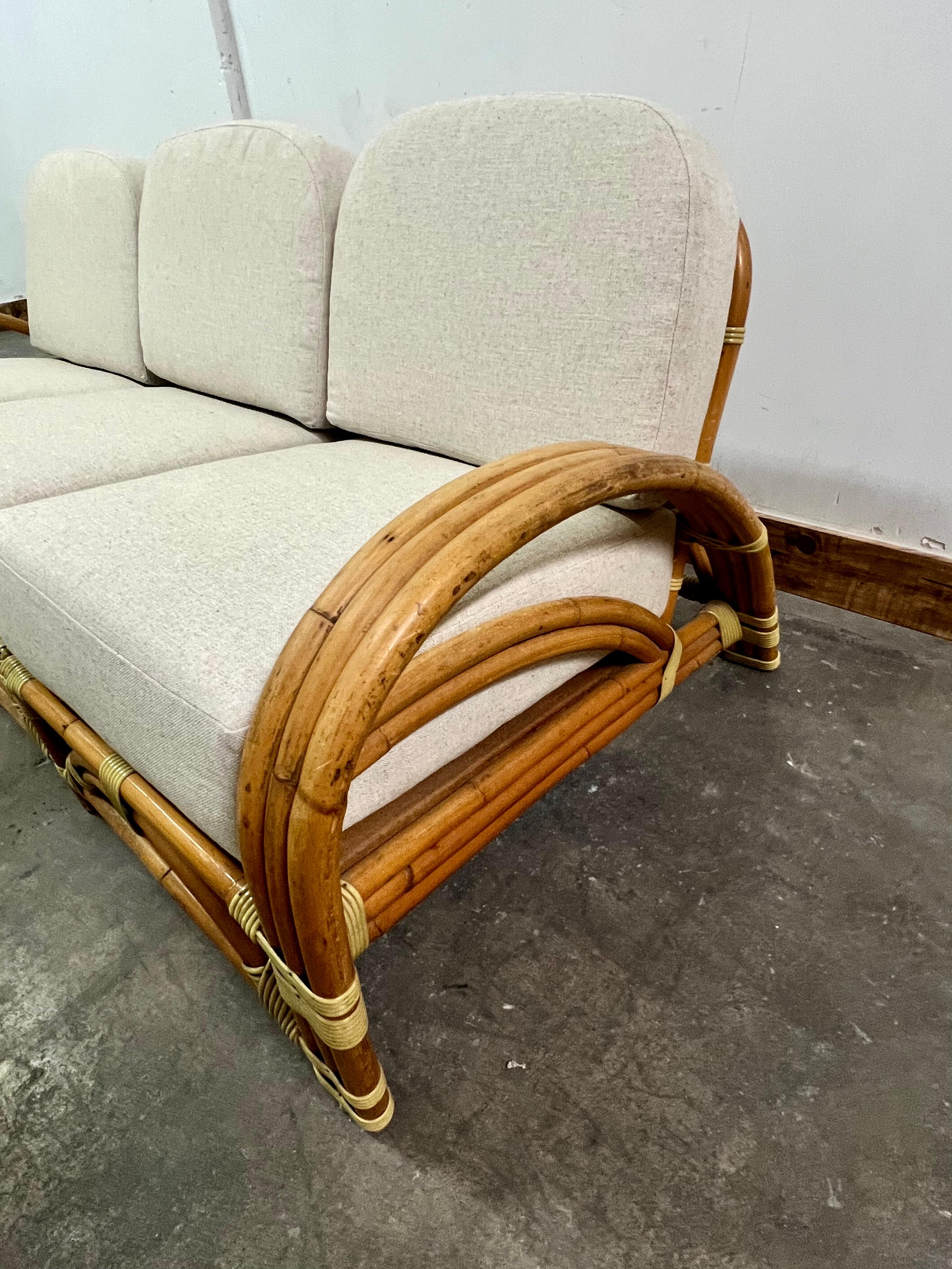 20ième siècle Ritts and Company trois pièces Canapé en rotin avec tapisserie personnalisée en vente