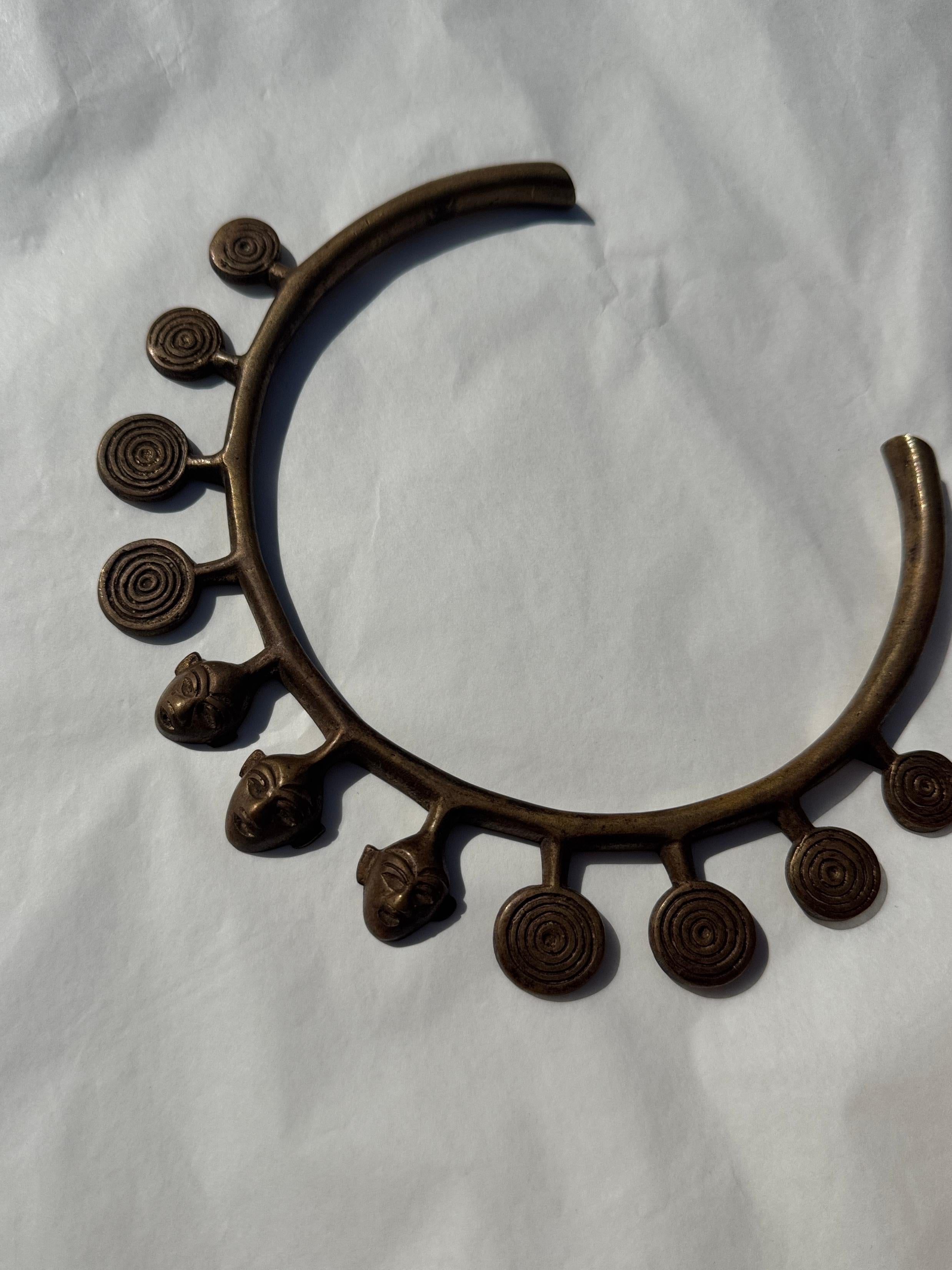 Anglo-indiano Ritual Bronze Collar – Konyak Tribe, Nagaland in vendita