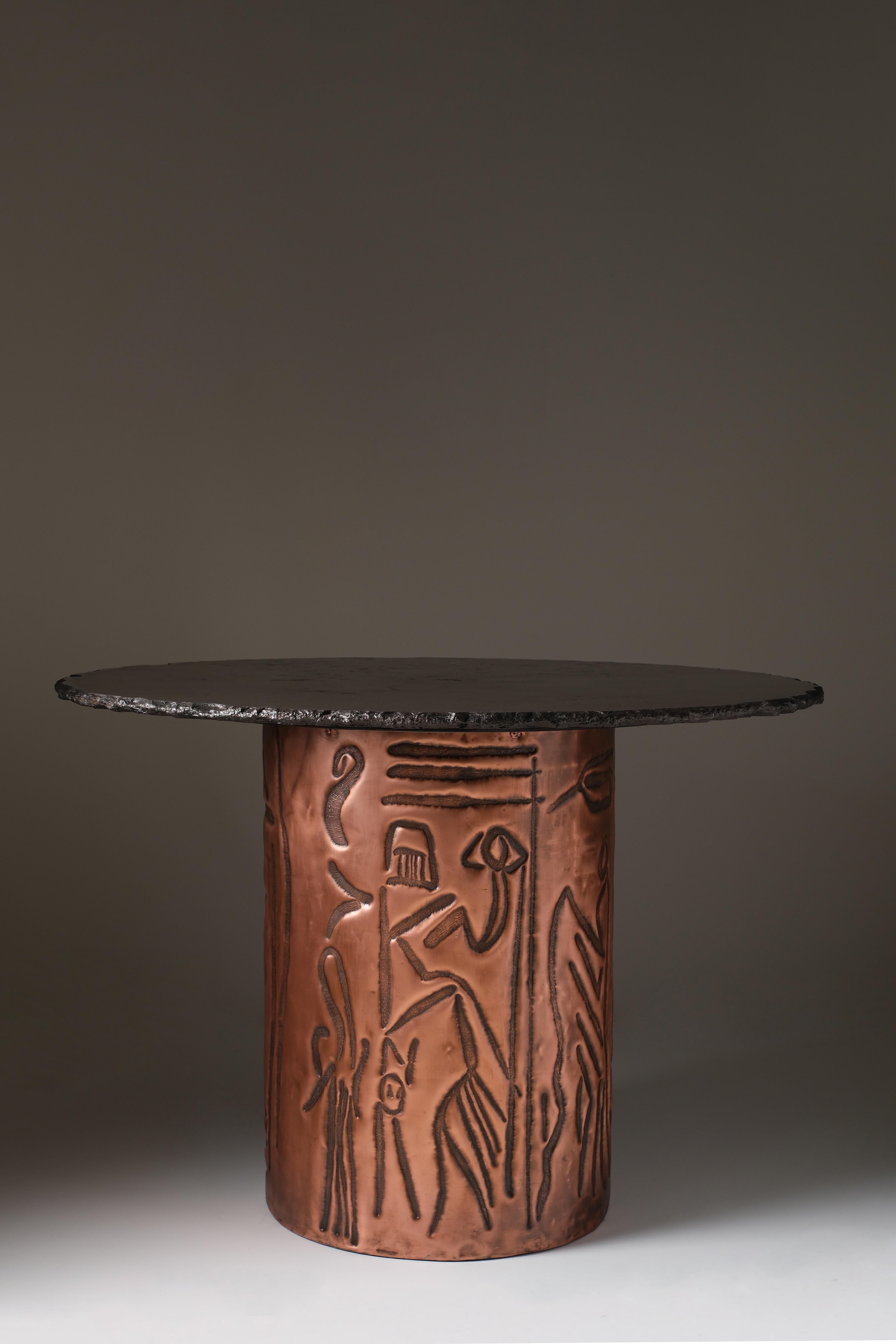 Mesa Ritual de Ayse Zelal Tugrul
Único en su especie
Dimensiones: P 110 x A 77 cm.
Materiales: Mármol, cobre.

El ritual simboliza la profunda reverencia y el significado espiritual de las antiguas prácticas ceremoniales.

Zelal, nacida en