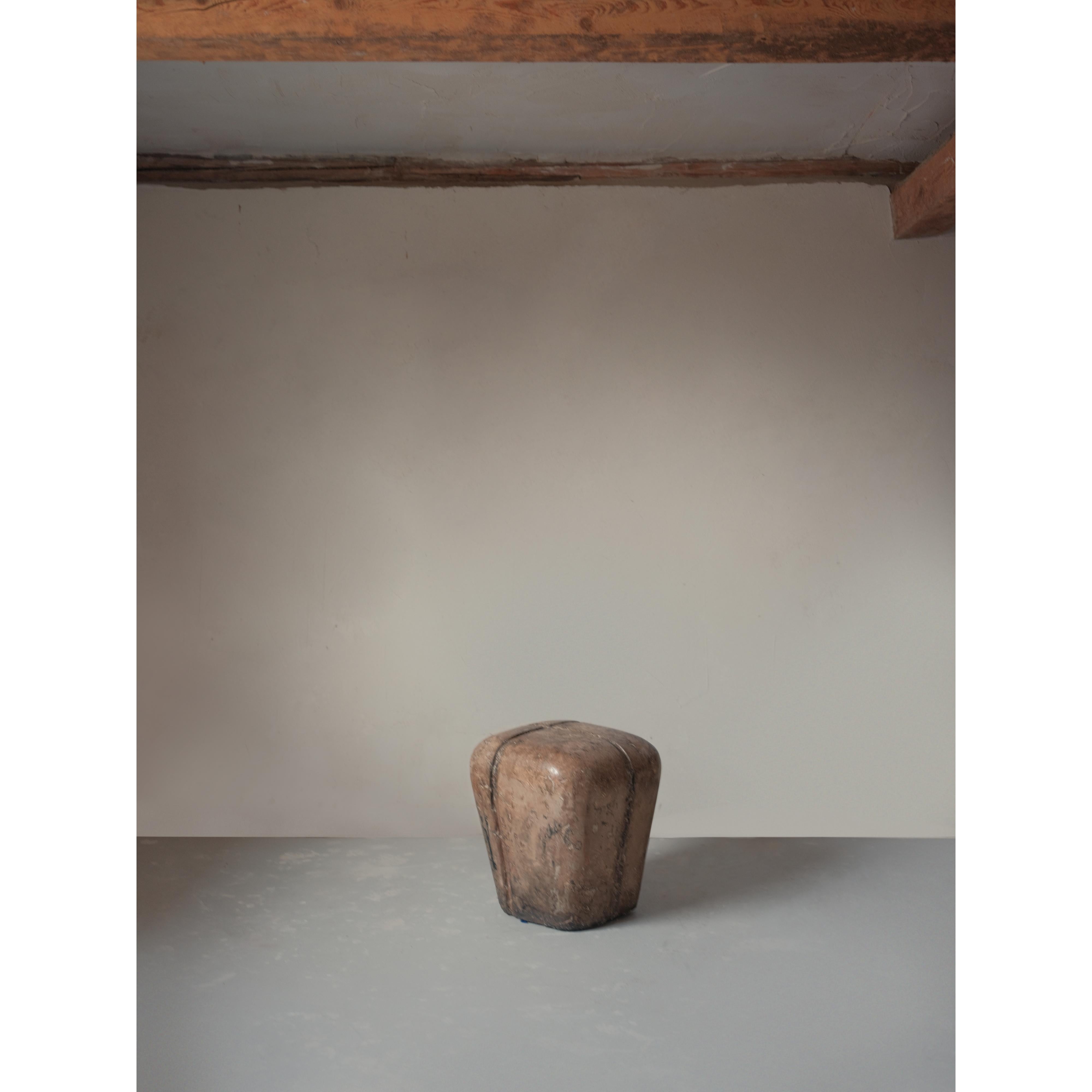 Ritual, Unique Side Table in Hemp Crete by Lucas Tyra Morten (21. Jahrhundert und zeitgenössisch) im Angebot