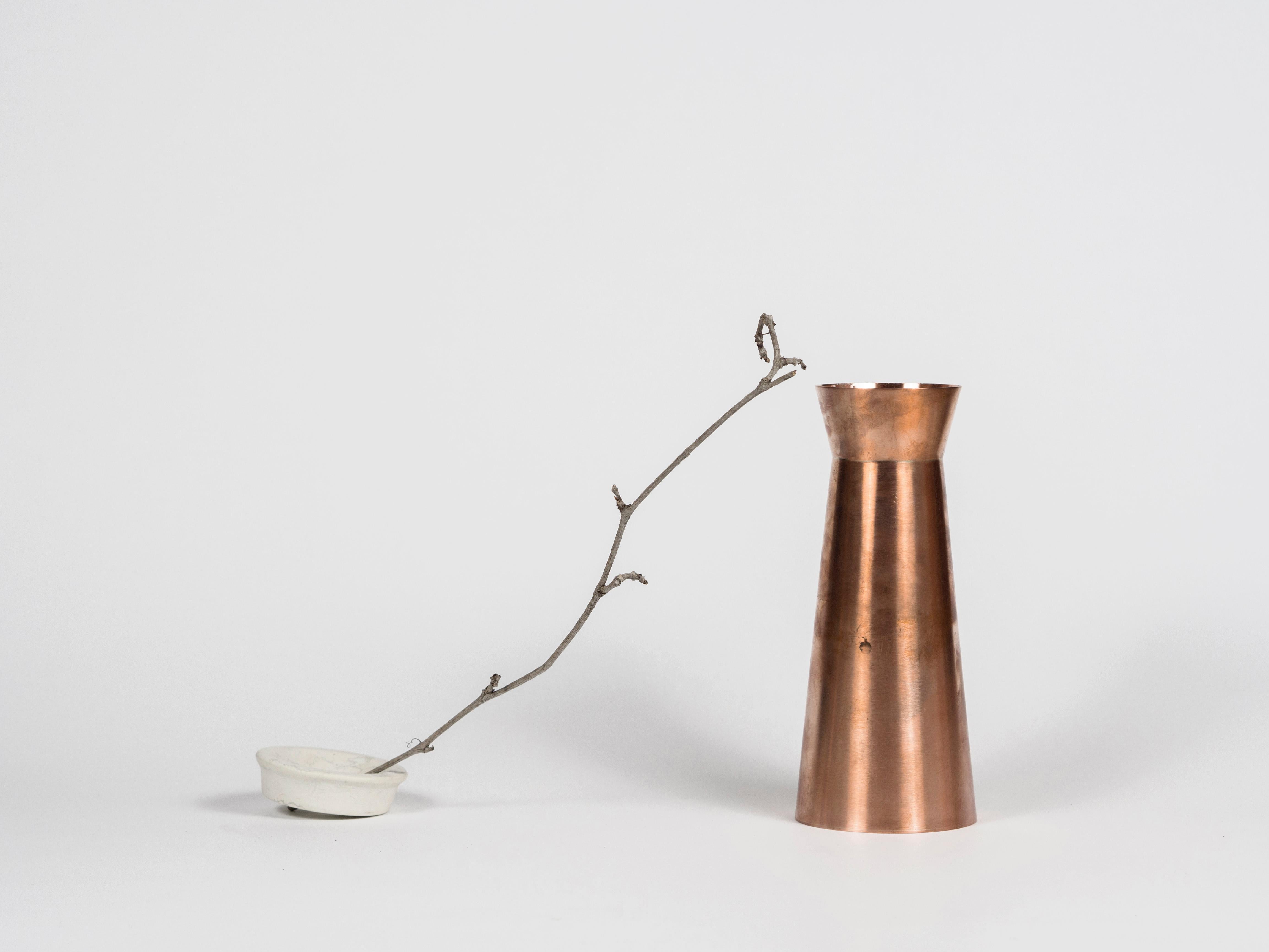 Une collection de récipients qui apportent avec eux la valeur de la tradition. Une cruche, un récipient pour le riz et un récipient pour le thé sont nés pour accomplir un rituel quotidien. Les gestes de versement, de collecte et de mélange