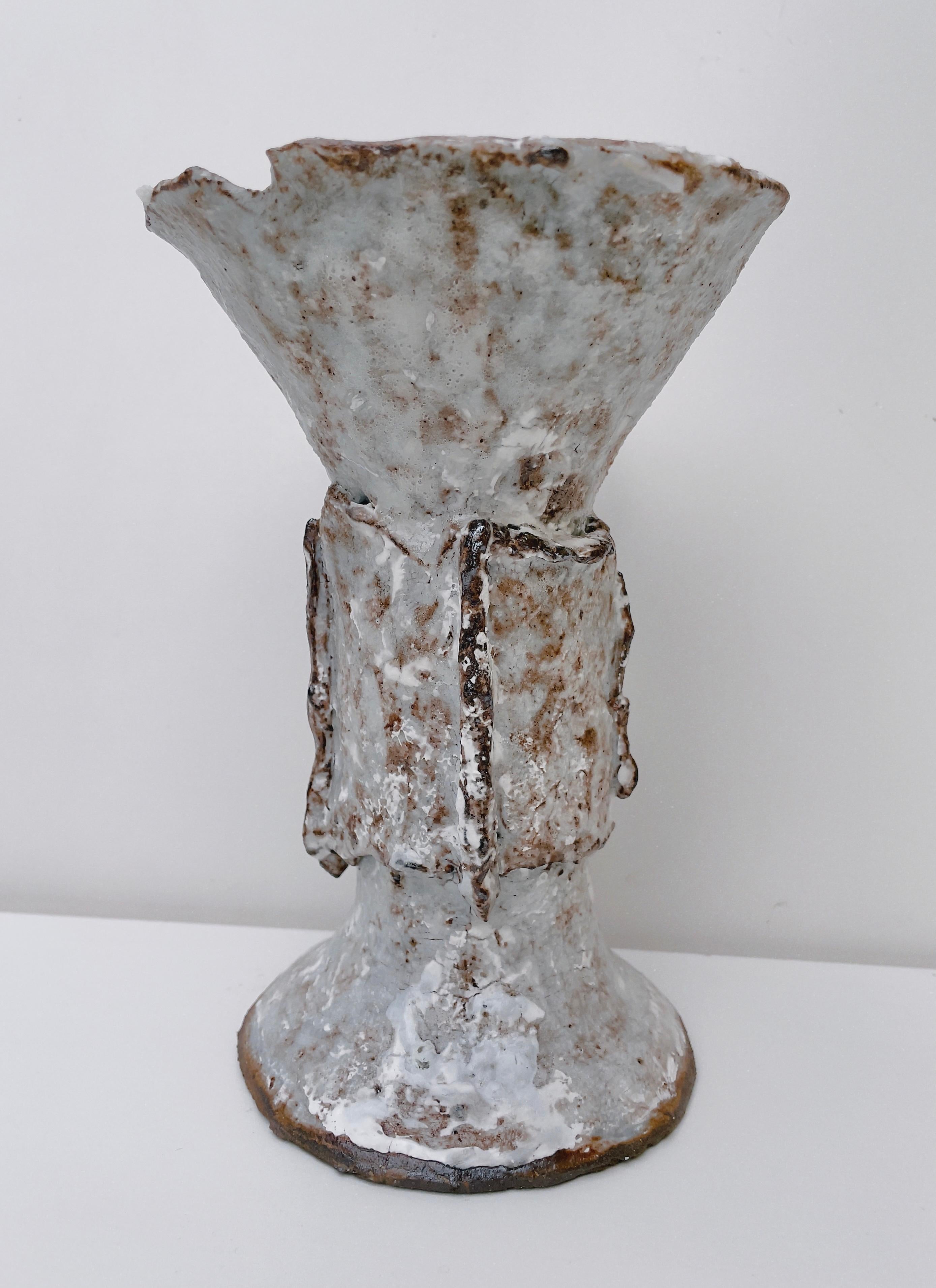Rituals vase by Lisa Geue
Dimensions: D 19,5 x W 13 x H 13 cm
Materials: Terracotta, Kaolin wash, Shino glazes, multiple firings.
Non-functional.


By researching ancient and indigenous rites, practices, and rituals, Geue observes the meaning