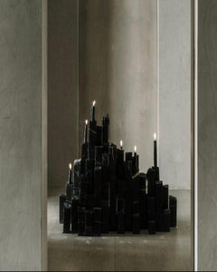 Candelabro in marmo nero ad altezza variabile di Andre Monnier
