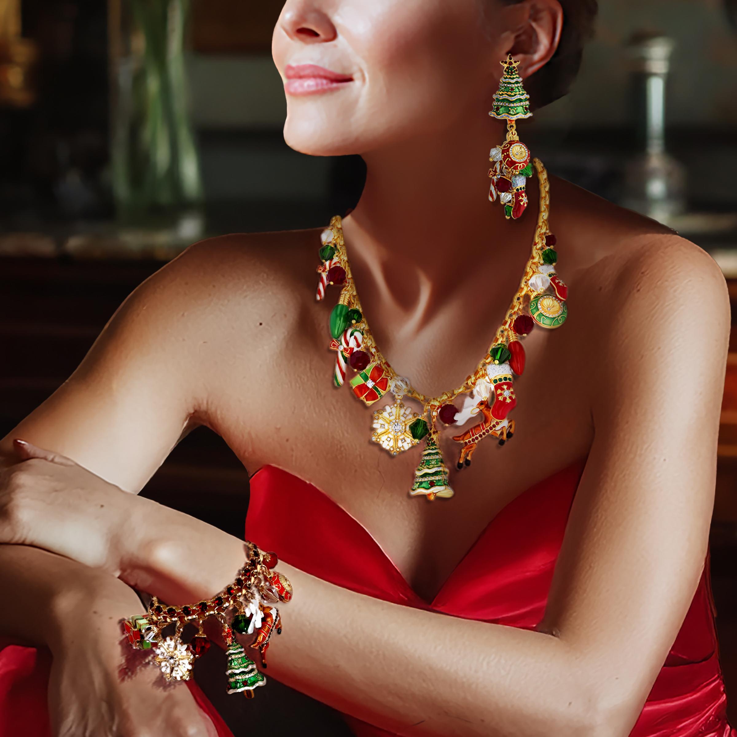 Collana con charm natalizio Ritzy Couture DeLuxe Seasonal Splendor della designer originale Esme Hecht. Gioielli d'arte contemporanea americani da indossare con design di ispirazione vintage. La collezione natalizia misura 18