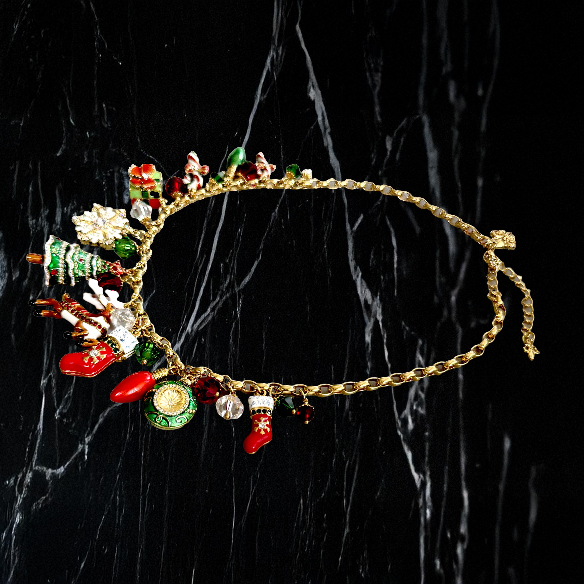 Ritzy Couture DeLuxe Collar de Navidad Multi Charm Declaración chapado en oro de 22 quilates Corte brillante en venta