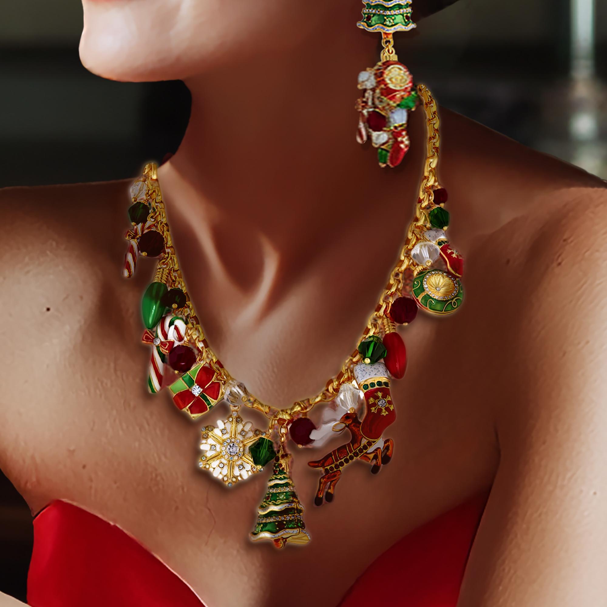 Collana natalizia Ritzy Couture DeLuxe con multi charme placcata in oro 22 carati In condizioni Nuovo in vendita a Santa Monica, CA