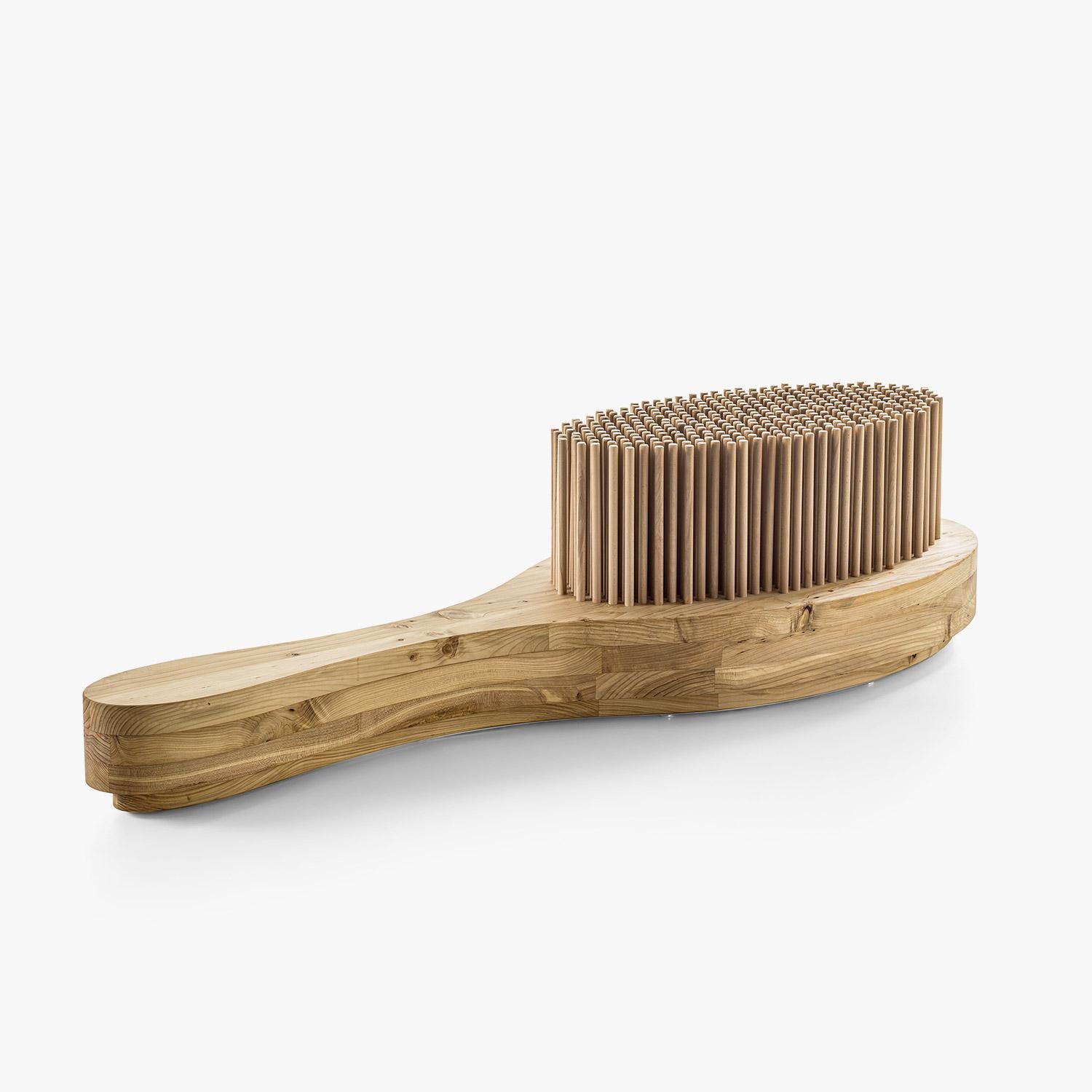 El banco Audrey, fabricado en madera maciza de cedro perfumada, toma su nombre y su forma del icónico cepillo de pelo de Aldo Coppola, reproduciendo fielmente su perfil y transformándolo en un mueble escultural.

¿Lo más llamativo? Las cerdas,