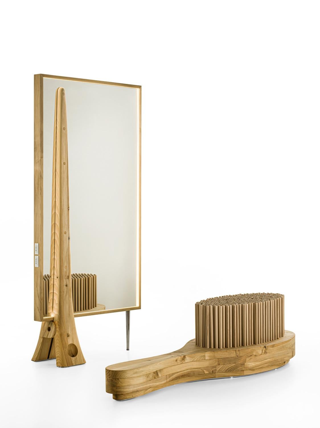 Miroir en bois de cèdre massif parfumé qui célèbre l'un des objets les plus emblématiques du monde de la coiffure : la barrette. Dans cette interprétation visionnaire d'A.C.C. Design/One, le clip devient une structure sculpturale en bois de cèdre