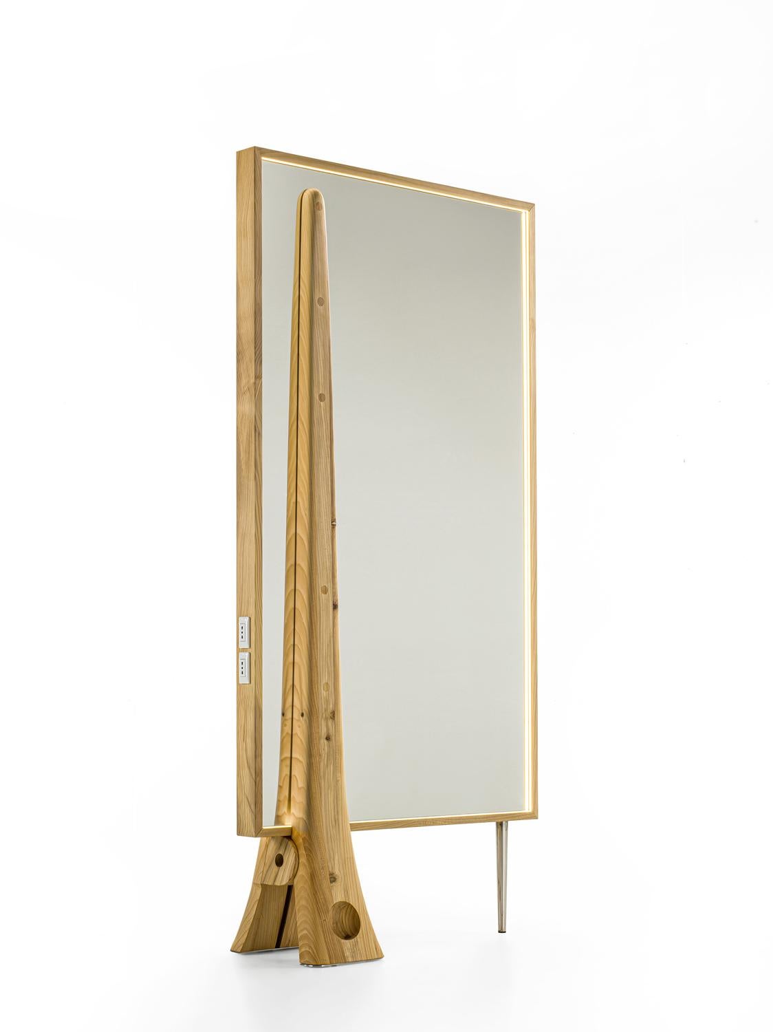 Miroir en bois de cèdre massif parfumé qui célèbre l'un des objets les plus emblématiques du monde de la coiffure : la barrette. Dans cette interprétation visionnaire d'A.C.C. Design/One, le clip devient une structure sculpturale en bois de cèdre