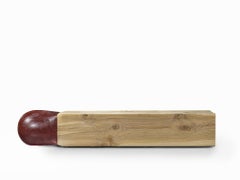 Riva 1920 Ce(d)rino - Massive Zedernholzbank mit Form eines Streichholzes - Rot