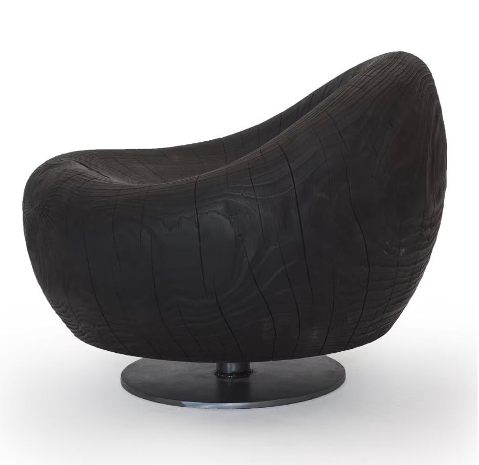 This armchair strikes a perfect balance between comfort and uniqueness, creating a snug space to relax in. Through a meticulous process that combines carving and smoothing, it results in a seat with exceptionally smooth contours. The seat is