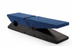 Riva 1920 MOLLETTA 100+6 Skulpturale Bank aus Vulcano-Zedernholz mit Sitzfläche aus Ozeanleder