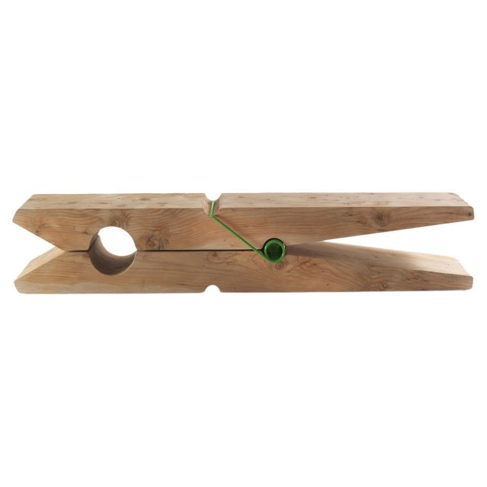 Die Molletta Bench ist mehr als ein Möbelstück; sie ist eine Einladung, Design als eine sinnliche und emotionale Reise zu erleben. Aus duftendem massivem Zedernholz gefertigt, ist jeder Block ein Unikat, das sorgfältig von Hand geformt wird und die