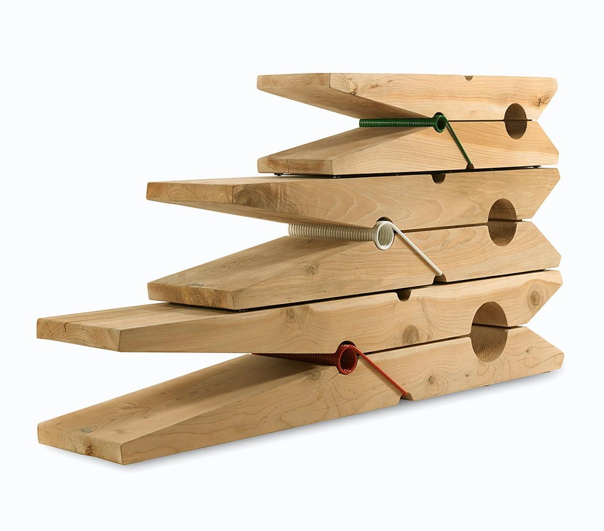 Die Molletta Medium ist mehr als eine Bank, sie ist eine Einladung, Design als eine sinnliche und emotionale Reise zu erleben. Aus duftendem massivem Zedernholz gefertigt, ist jeder Block ein Unikat, das sorgfältig von Hand geformt wird und die
