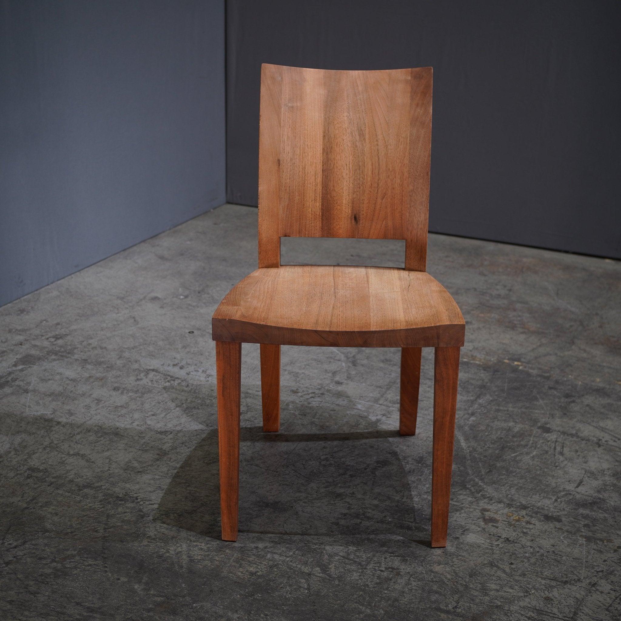 La sedia in noce Riva 1920 Pimpinella di Riccardo Arbizzoni è un capolavoro di artigianato e design italiano. Questa sedia unisce il calore organico del noce massiccio alla raffinatezza del design di Riccardo. Le linee eleganti e minimaliste della