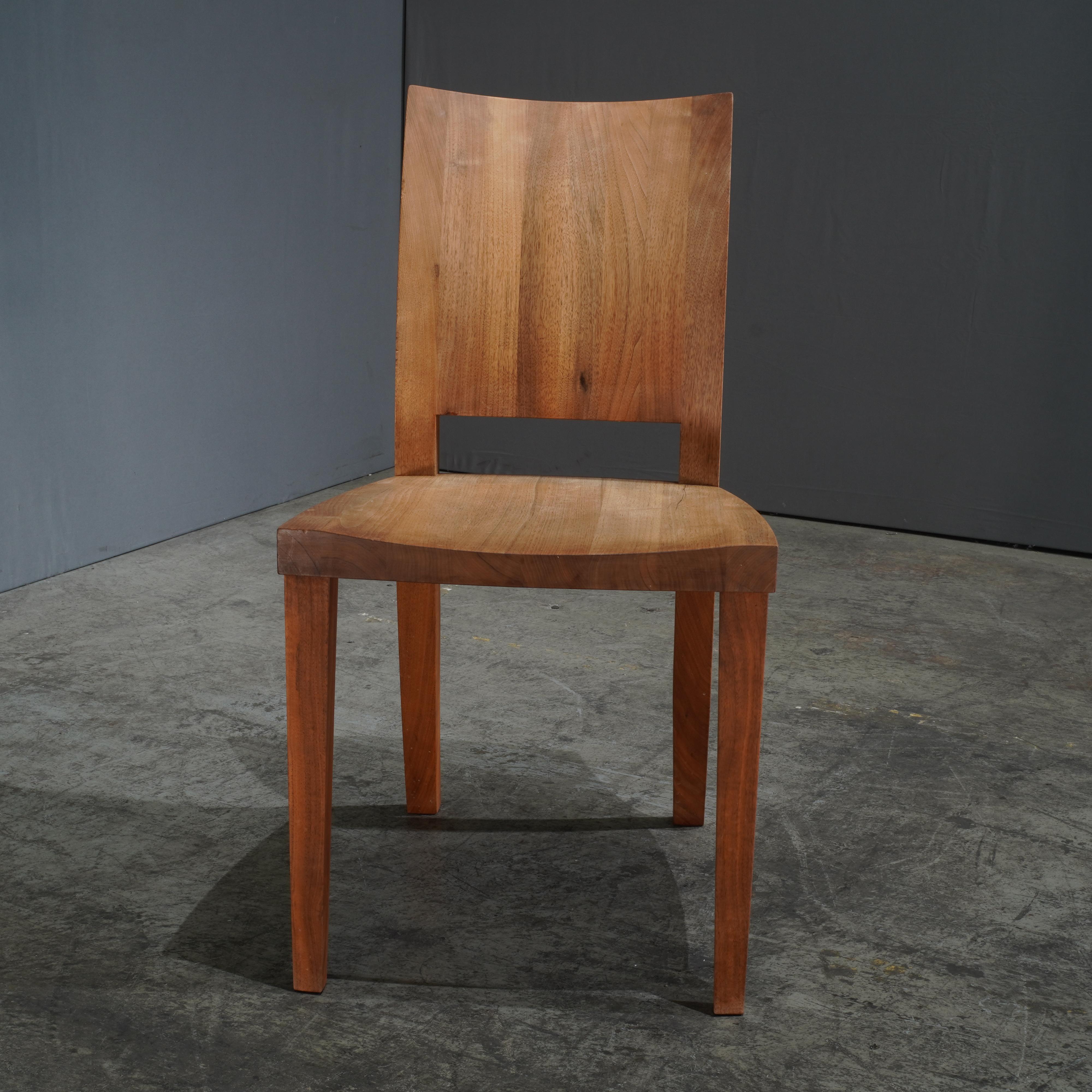 La sedia in noce Riva 1920 Pimpinella di Riccardo Arbizzoni è un capolavoro di artigianato e design italiano. Questa sedia unisce il calore organico del noce massiccio alla raffinatezza del design di Riccardo. Le linee eleganti e minimaliste della