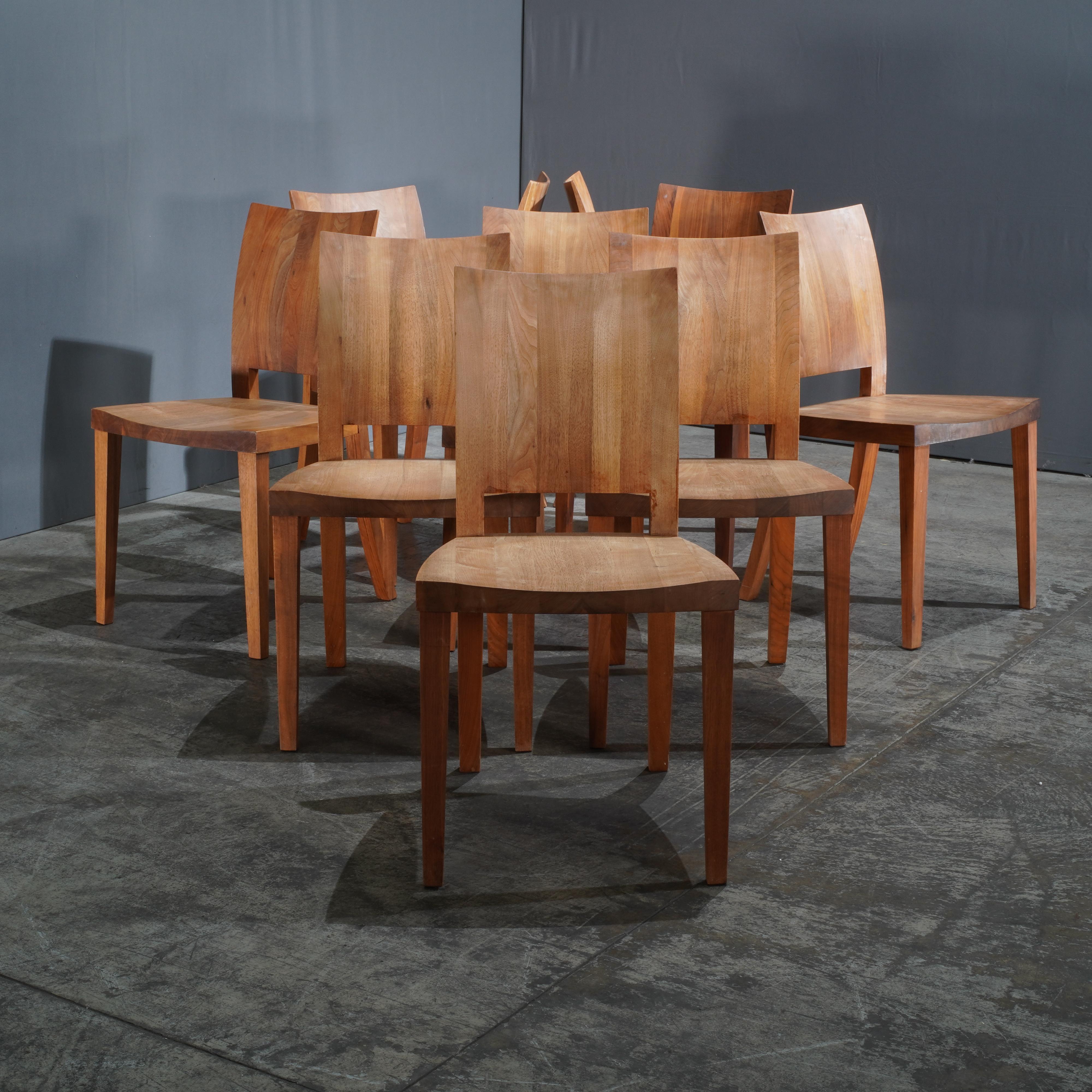 La sedia in noce Riva 1920 Pimpinella di Riccardo Arbizzoni è un capolavoro di artigianato e design italiano. Questa sedia unisce il calore organico del noce massiccio alla raffinatezza del design di Riccardo. Le linee eleganti e minimaliste della
