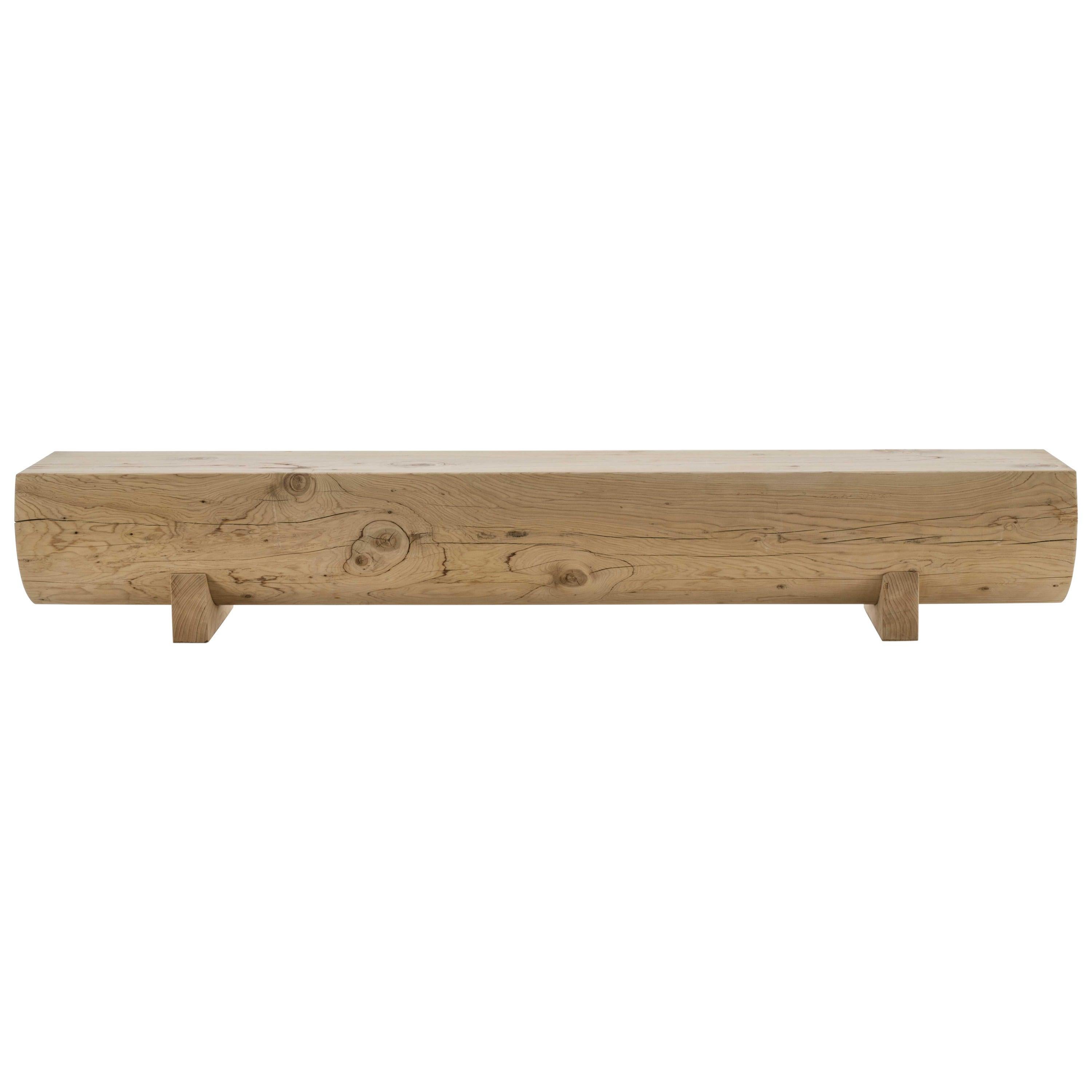 Le banc Pure, conçu par Matteo Thun pour Riva 1920, incarne une approche du design essentiel et de l'élégance naturelle. Fabriqué à la main à partir d'un seul bloc de bois de cèdre massif parfumé, il célèbre la beauté brute, le parfum et le grain