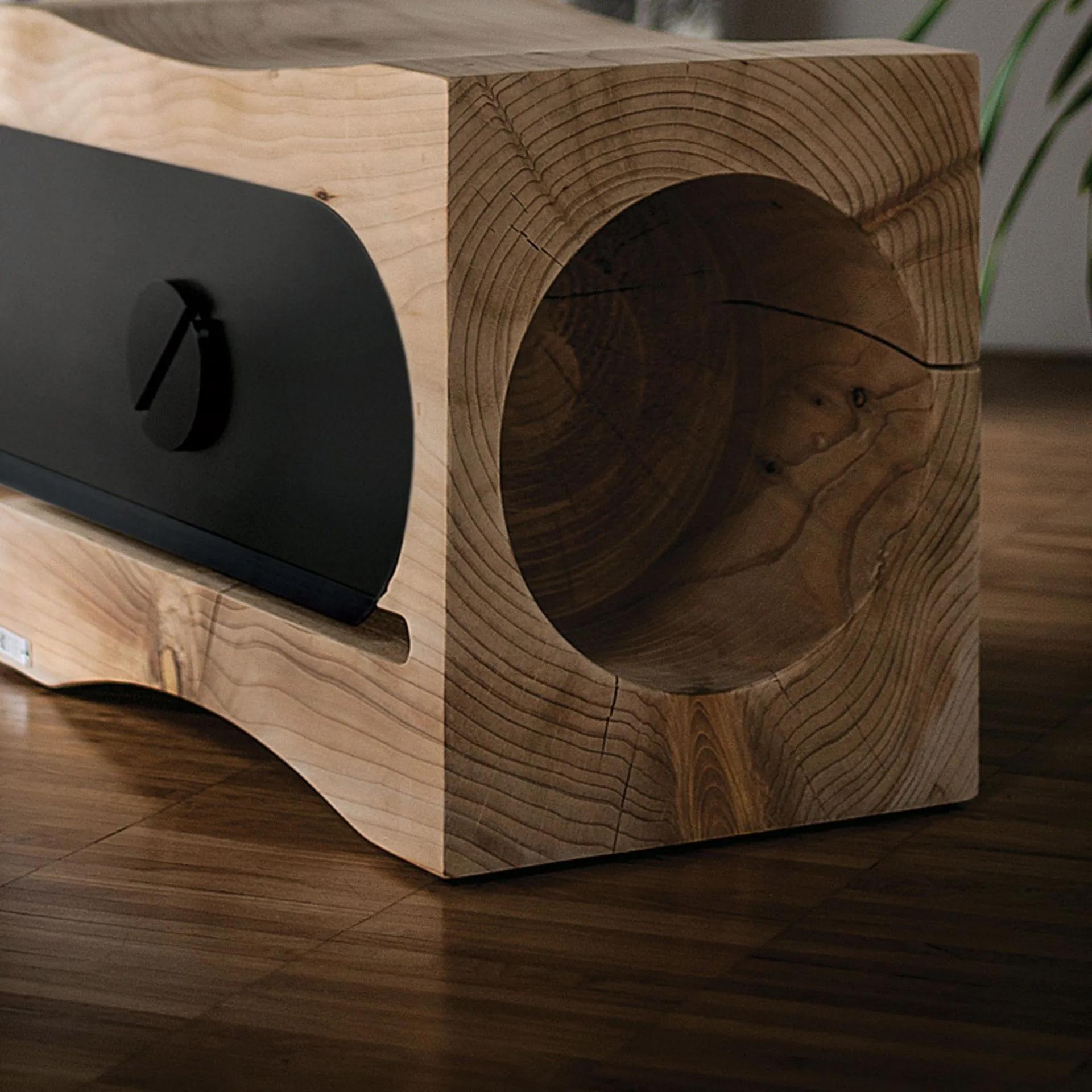 Riva 1920 
Mod. TEMPERINO 
Design/One: Alessandro Guidolin

Lo sgabello TEMPERINO è uno straordinario pezzo scultoreo ricavato da un unico blocco di cedro massiccio profumato, che trasforma il legno naturale in una seduta funzionale e in una giocosa