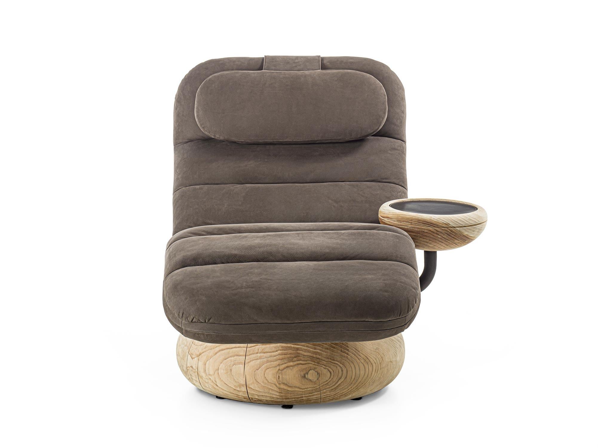 The Totemica Chaise Longue, designed by Claudio Bellini for Riva 1920, is a sculptural piece that perfectly blends comfort, craftsmanship, and timeless design.

The ergonomic seat, upholstered in Nabuk leather, is carefully modeled to follow the