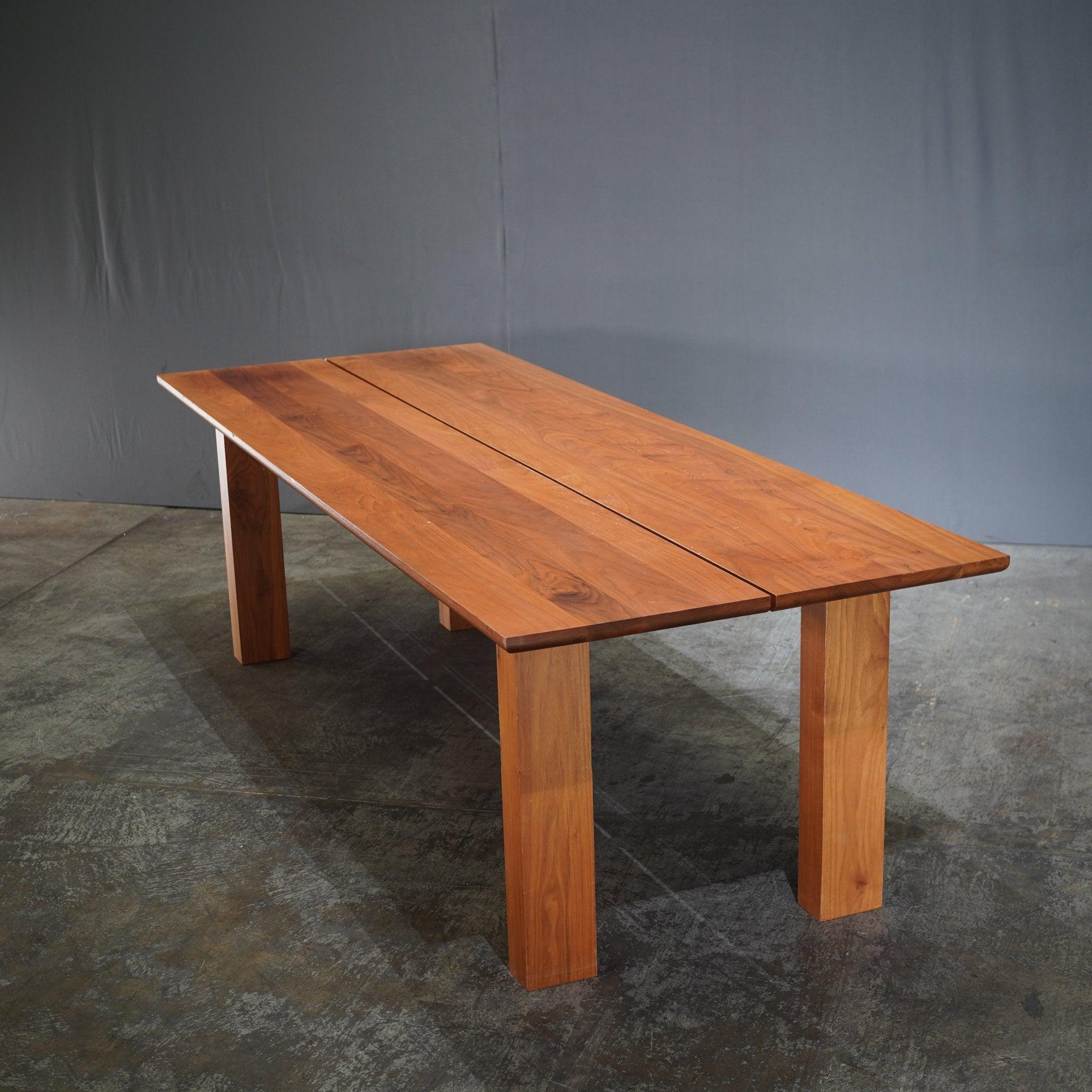 Voici la table de salle à manger Riva 1920 en noyer, une création magistrale qui incarne l'élégance intemporelle et la robustesse de l'artisanat. Fabriquée méticuleusement en noyer massif, cette table de salle à manger présente un design épuré qui