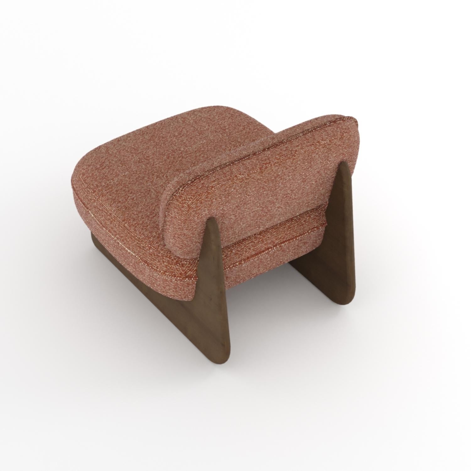La tumbona Riva, una armoniosa mezcla de artesanía y relajación, presenta una escultural base de madera combinada con cojines acolchados de felpa. Su forma fluida y orgánica ofrece tanto un atractivo visual como una comodidad excepcional, lo que la