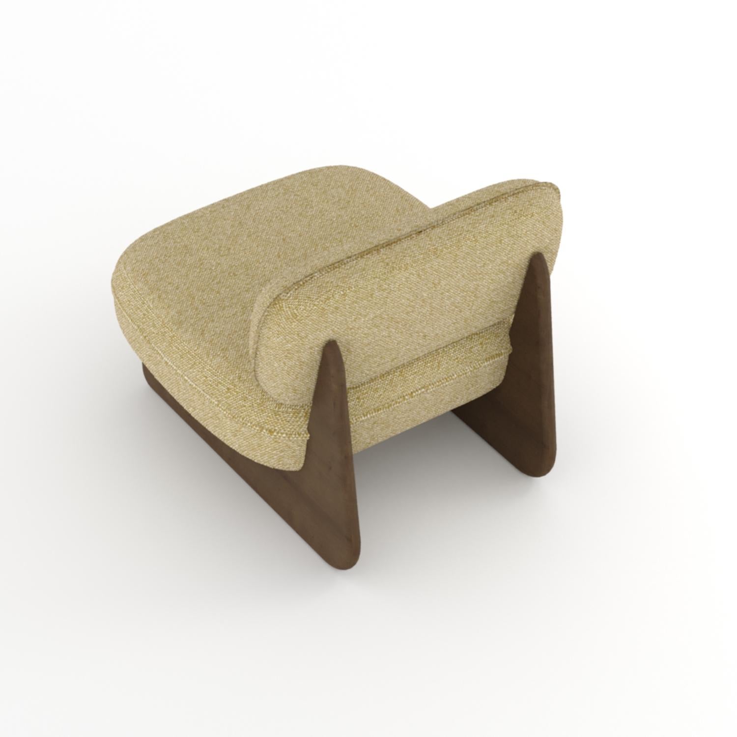 Mélange harmonieux d'artisanat et de détente, la chaise longue Riva présente une base sculpturale en bois associée à des coussins rembourrés et moelleux. Sa forme fluide et organique offre à la fois un attrait visuel et un confort exceptionnel, ce